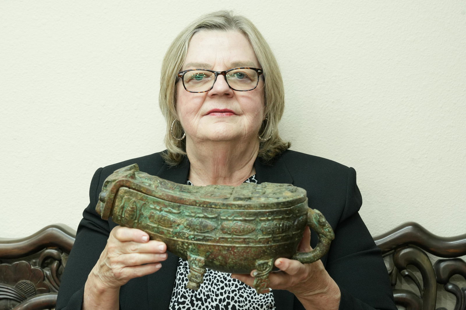 Chinese archaic bronze vessel (1 of 7)