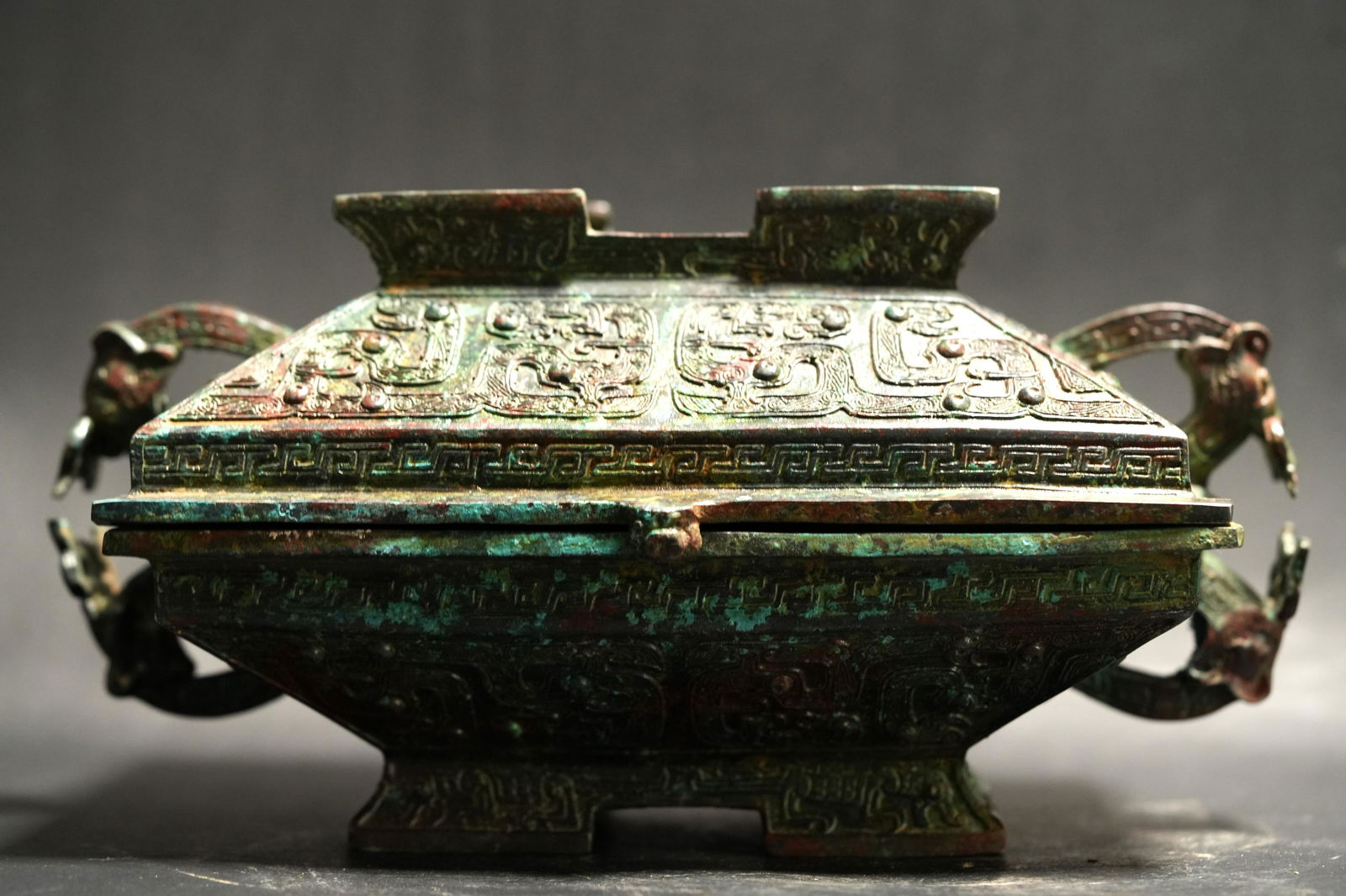 Chinese important bronze vessel (1 of 6)