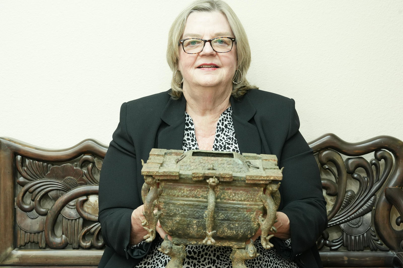 Chinese important bronze vessel (1 of 9)