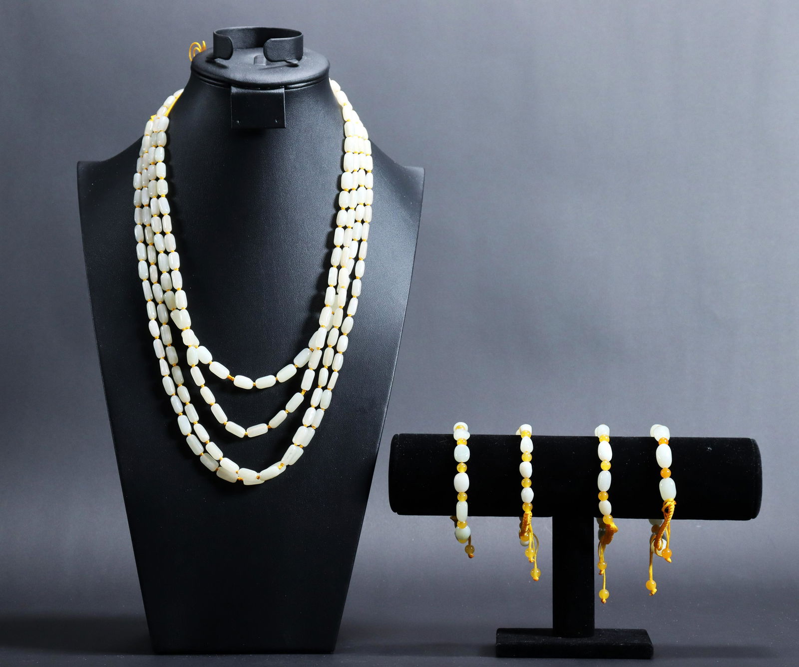 8 pcs Chinese jade items (1 of 8)