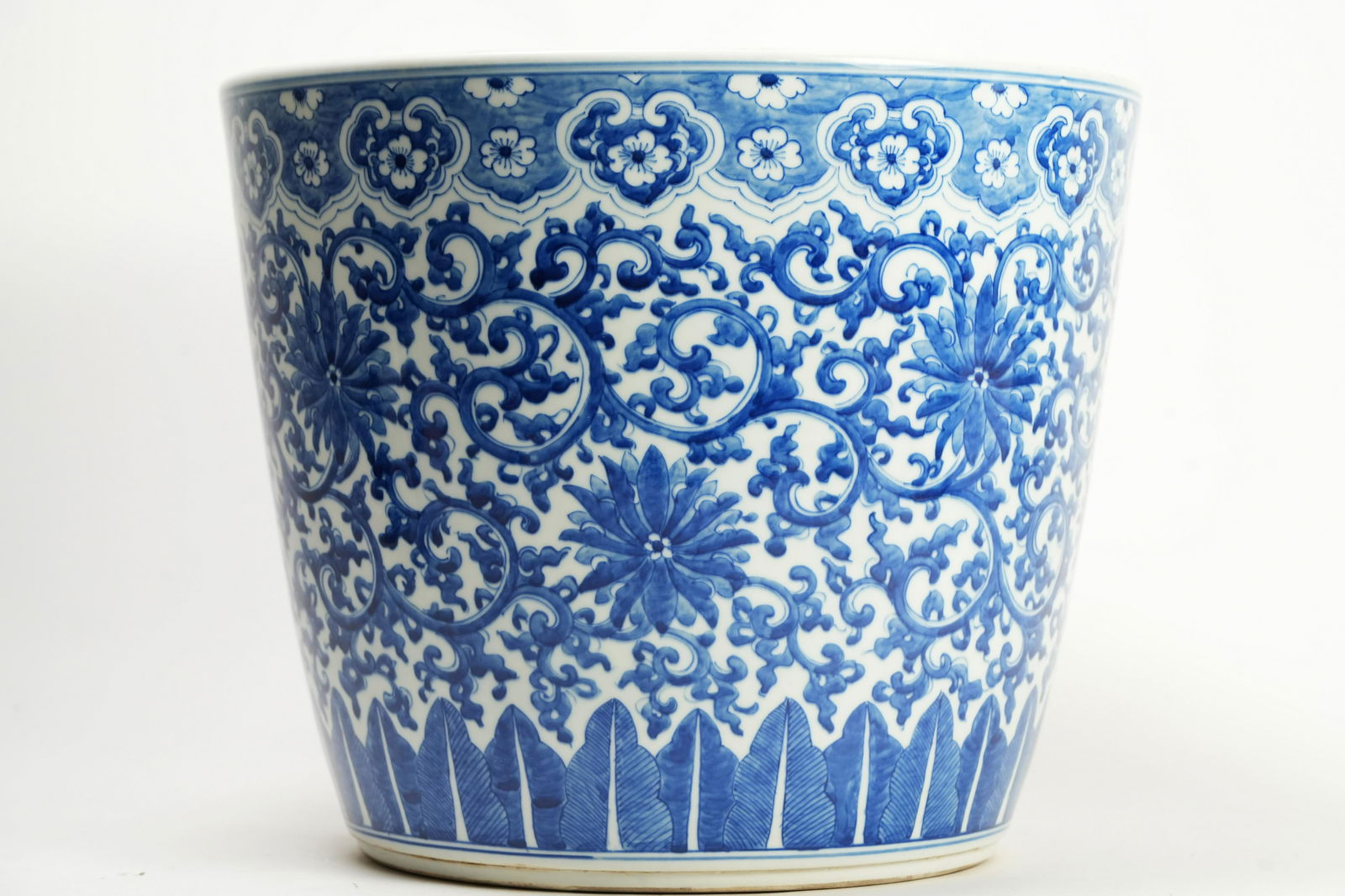 Chinese fine b/w heavy pot (1 of 6)