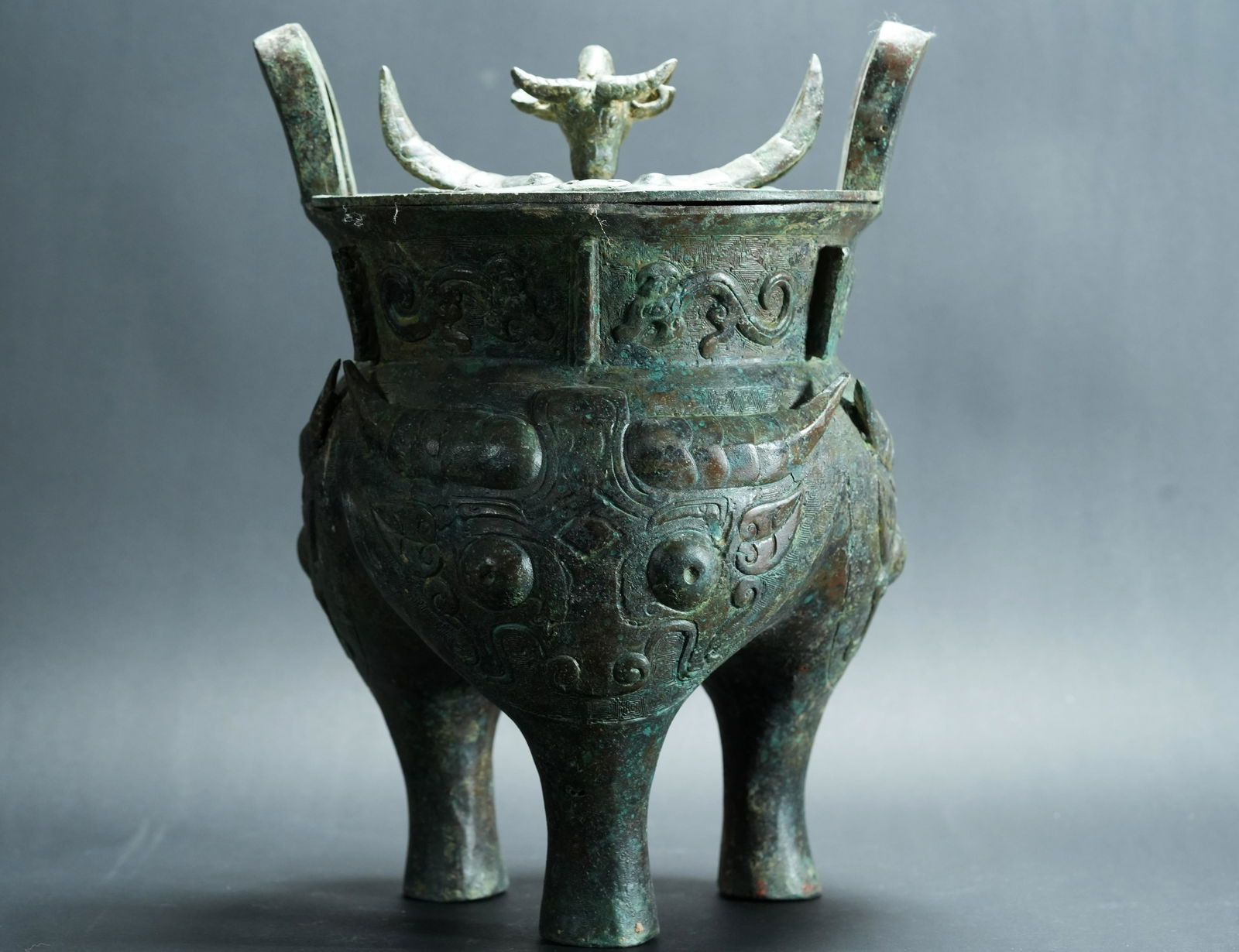 Chinese archaic bronze vessel (1 of 7)