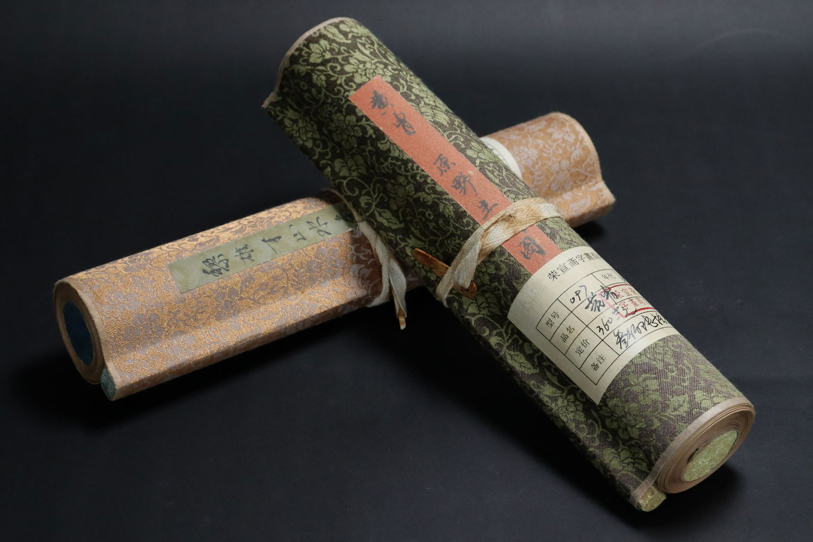 2 pcs Chinese scrolls: 2 pcs Chinese long side scrolls.