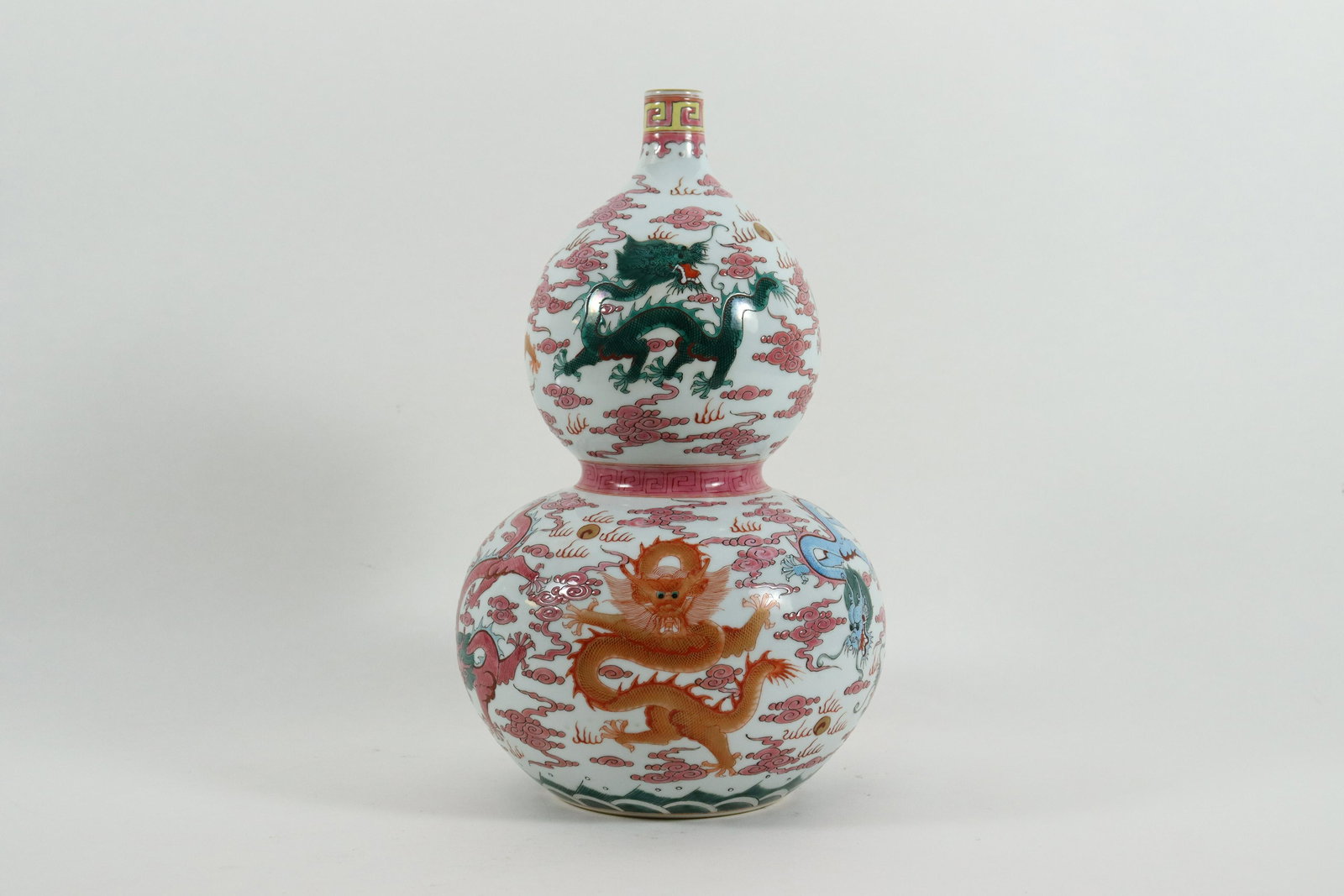 Chinese fine dragon vase (1 of 7)
