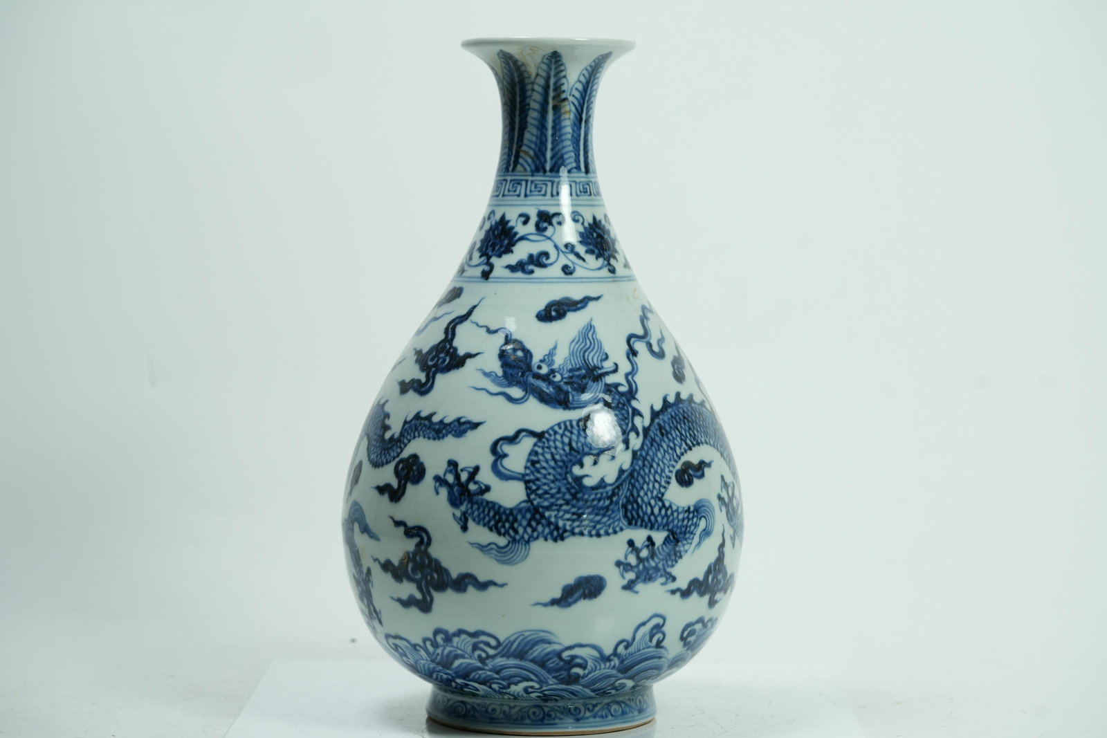 Chinese fine b/w dragon vase (1 of 7)