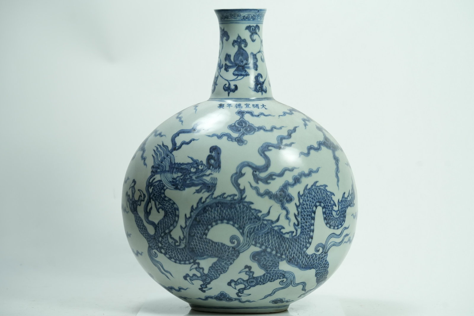 Chinese large b/w dragon vase (1 of 7)