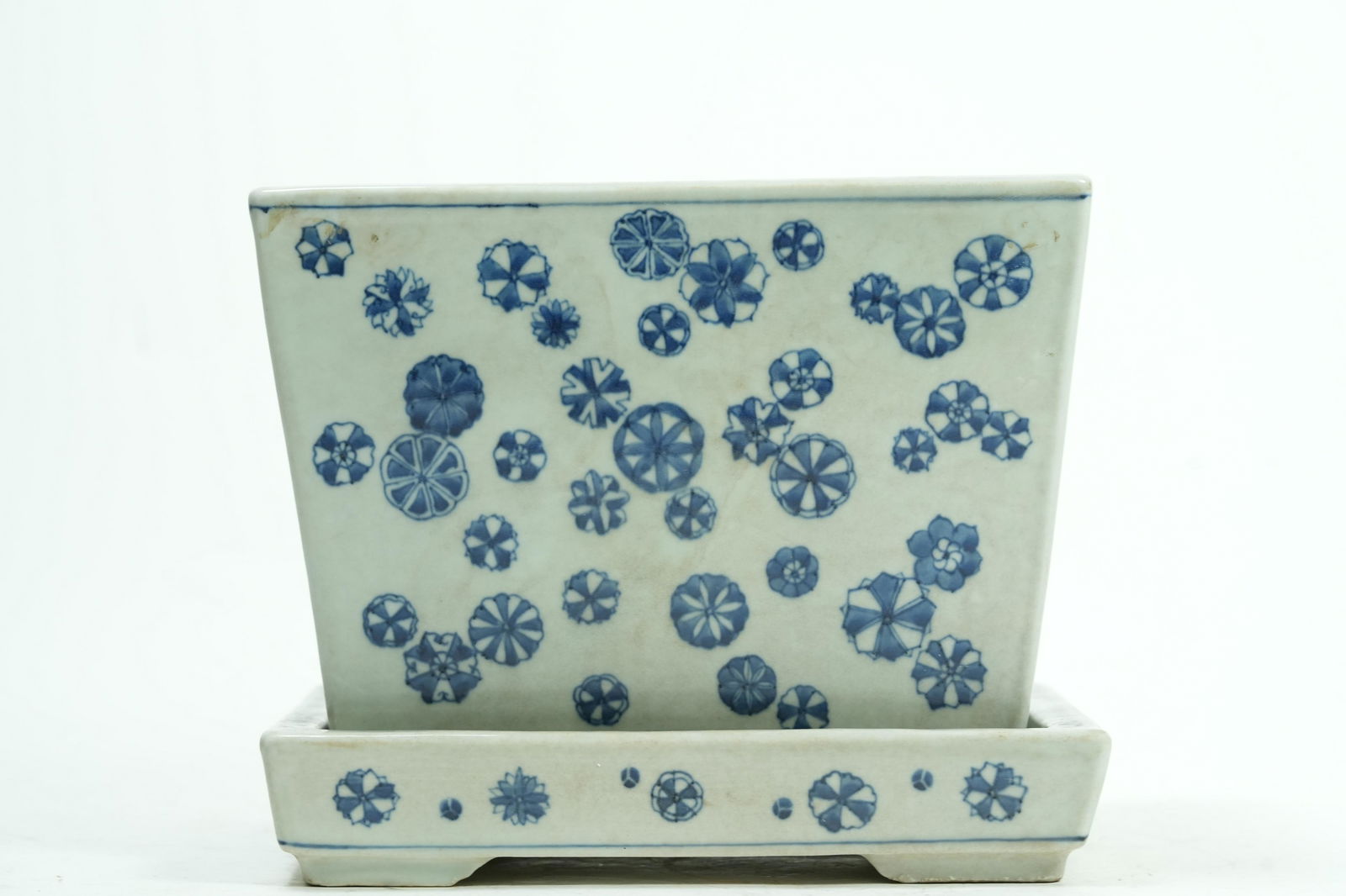 Chinese large b/w pot (1 of 7)