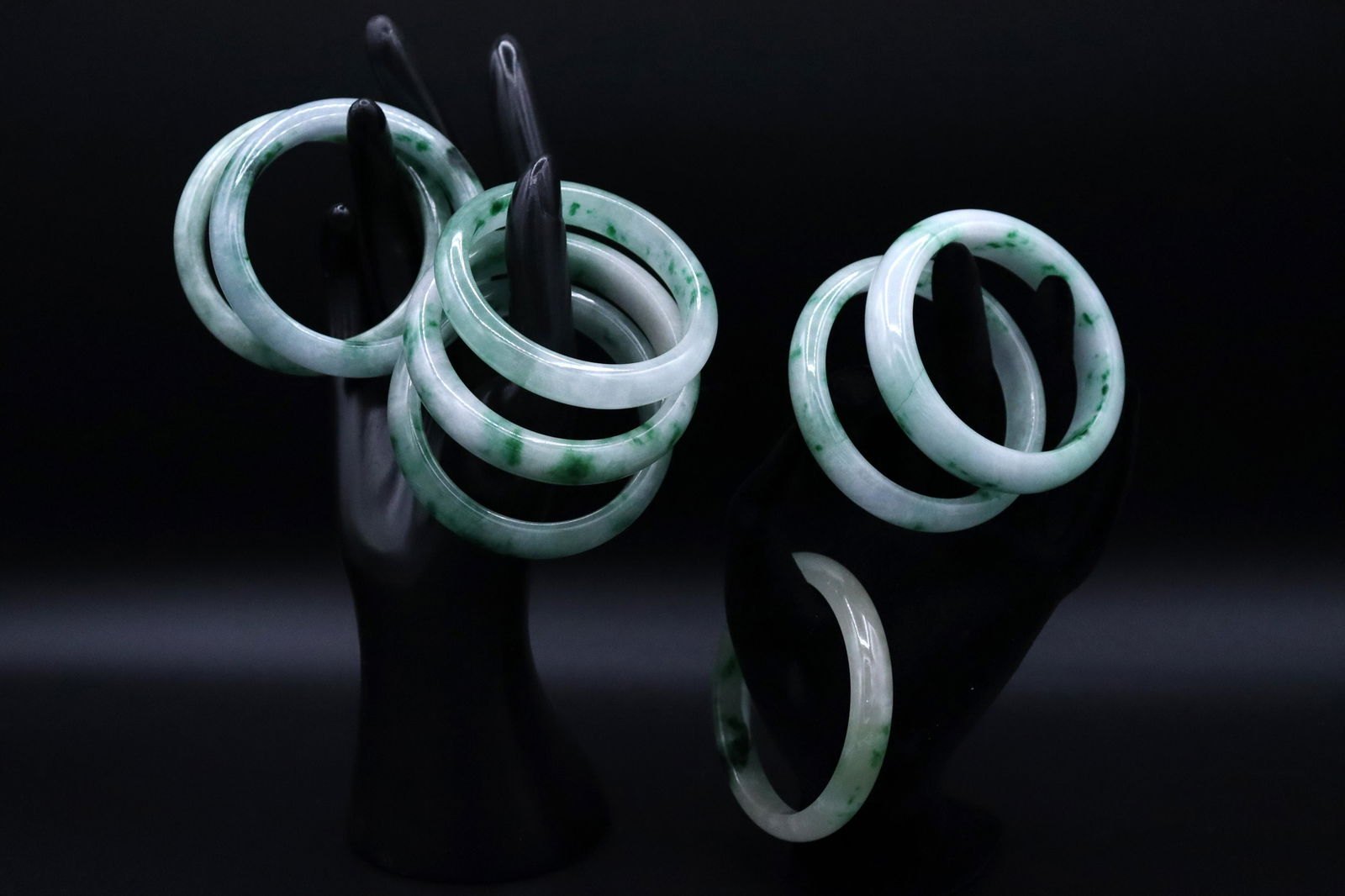 8 pcs Chinese jadeite bangles: 8 pcs Chinese round jadeite carved bangles.