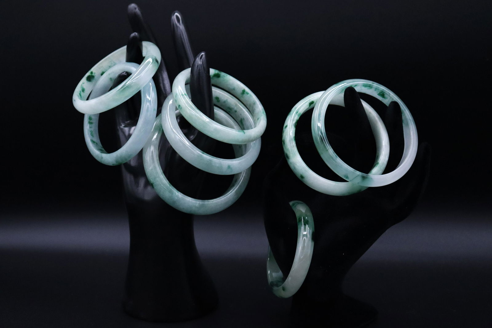 8 pcs Chinese jadeite bangles: 8 pcs Chinese round jadeite carved bangles.