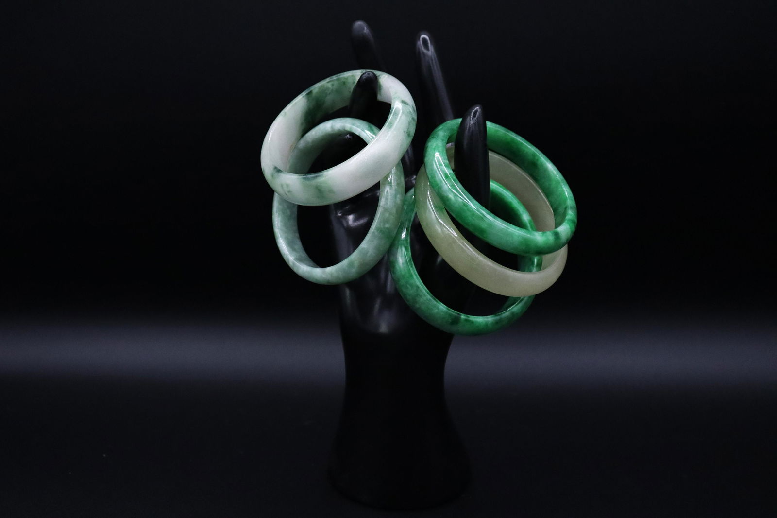 5 pcs Chinese jadeite bangle: 5 pcs Chinese jadeite round bangle.