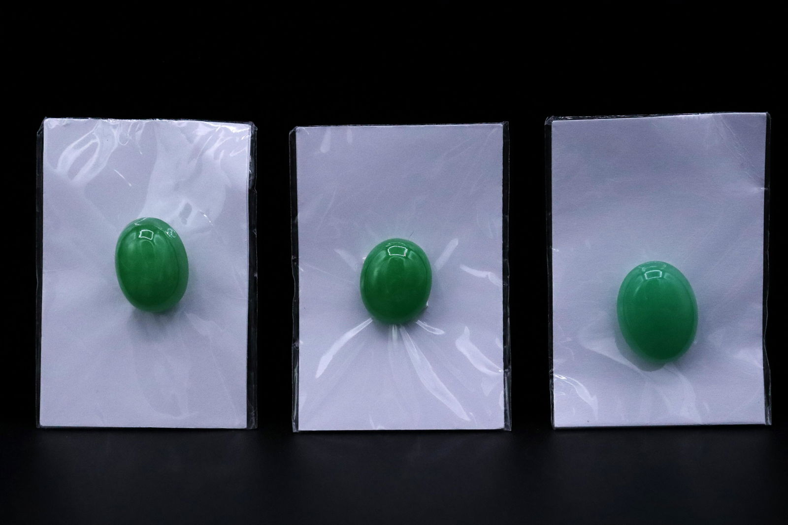 3 pcs Chinese jadeite: 3 pcs Chinese jadeite. Condition selling it as is.