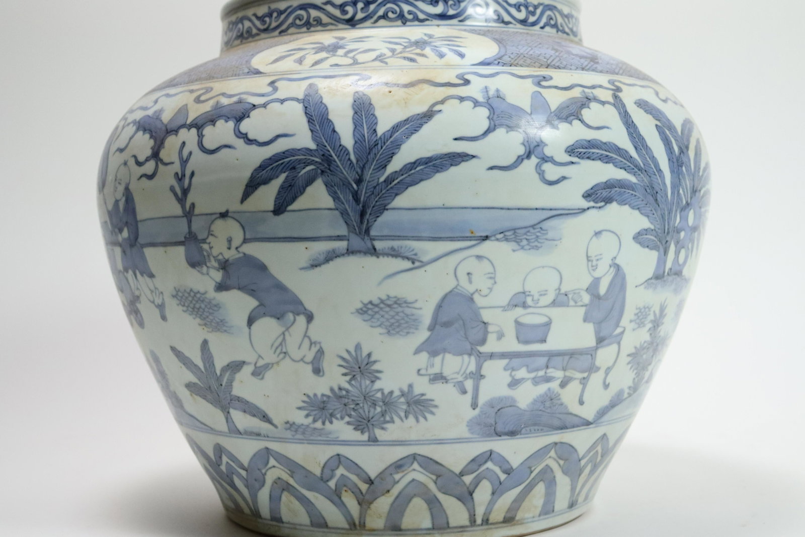Chinese large b/w jar: Chinese large blue and white jar. Bottom has a long crack hairline. Condition selling it as is. H: 12.25" x W: 15."