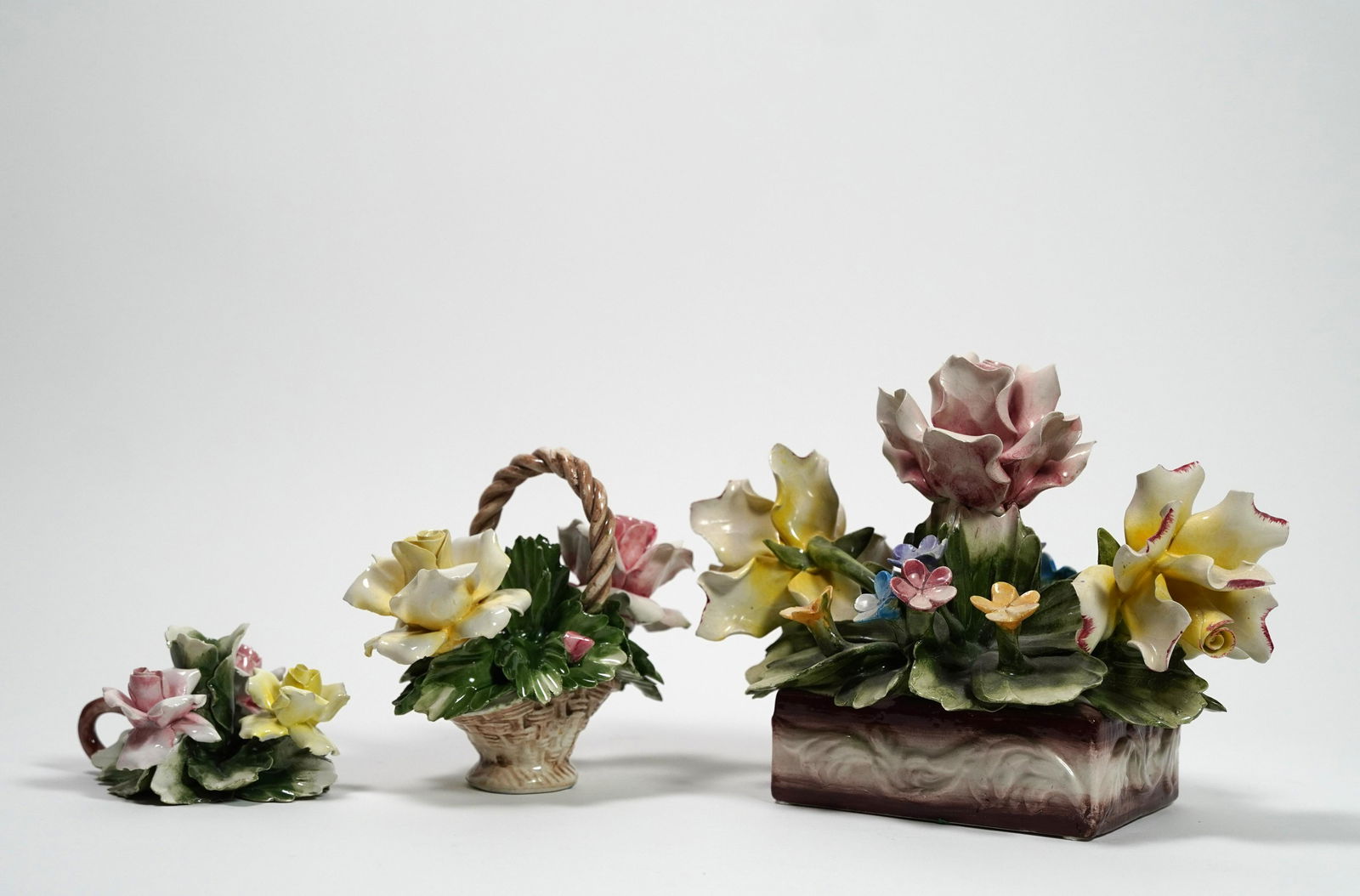Lots Capodimonte flower baskets (1 of 10)