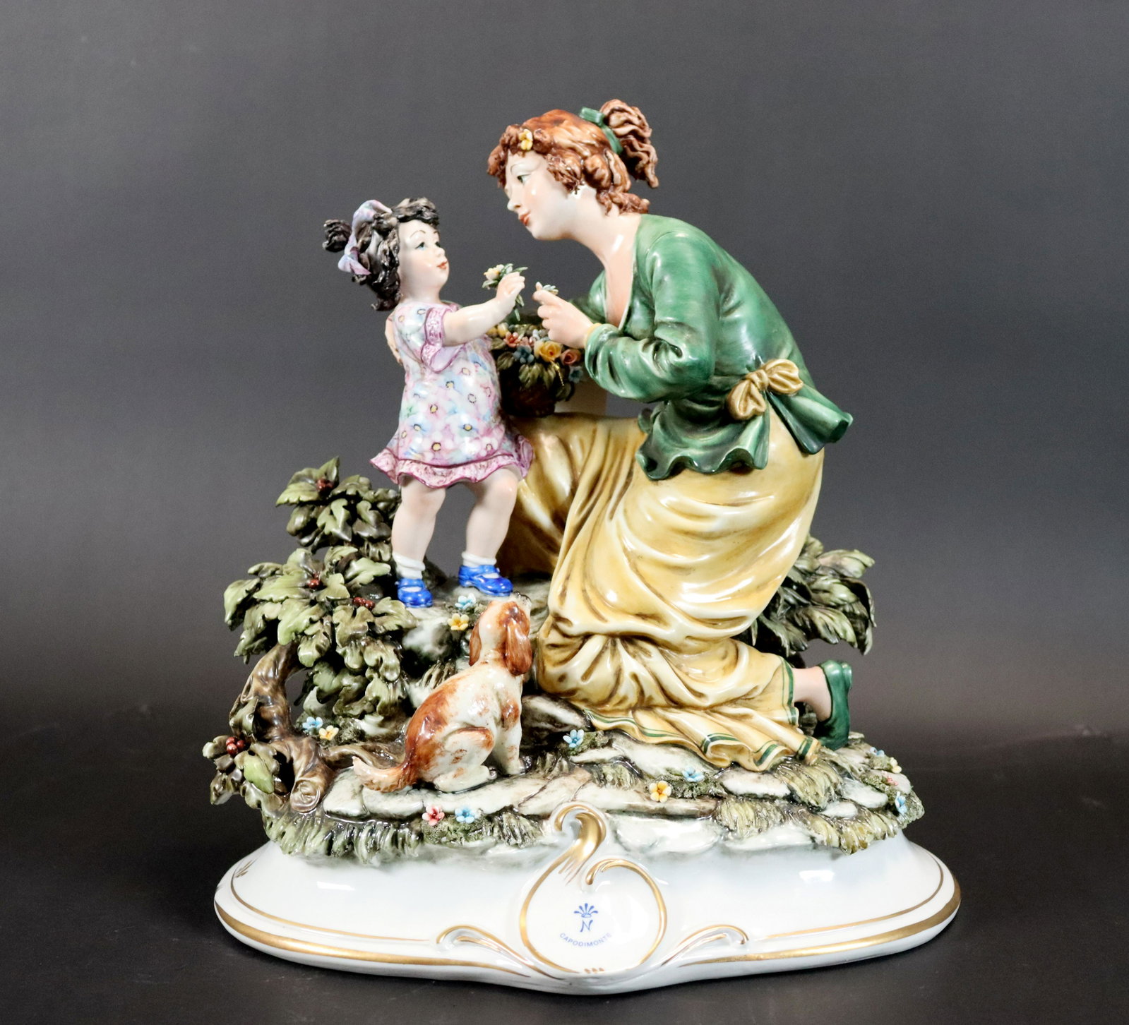 Capodimonte fine statue: Capodimonte fine vintage statue.