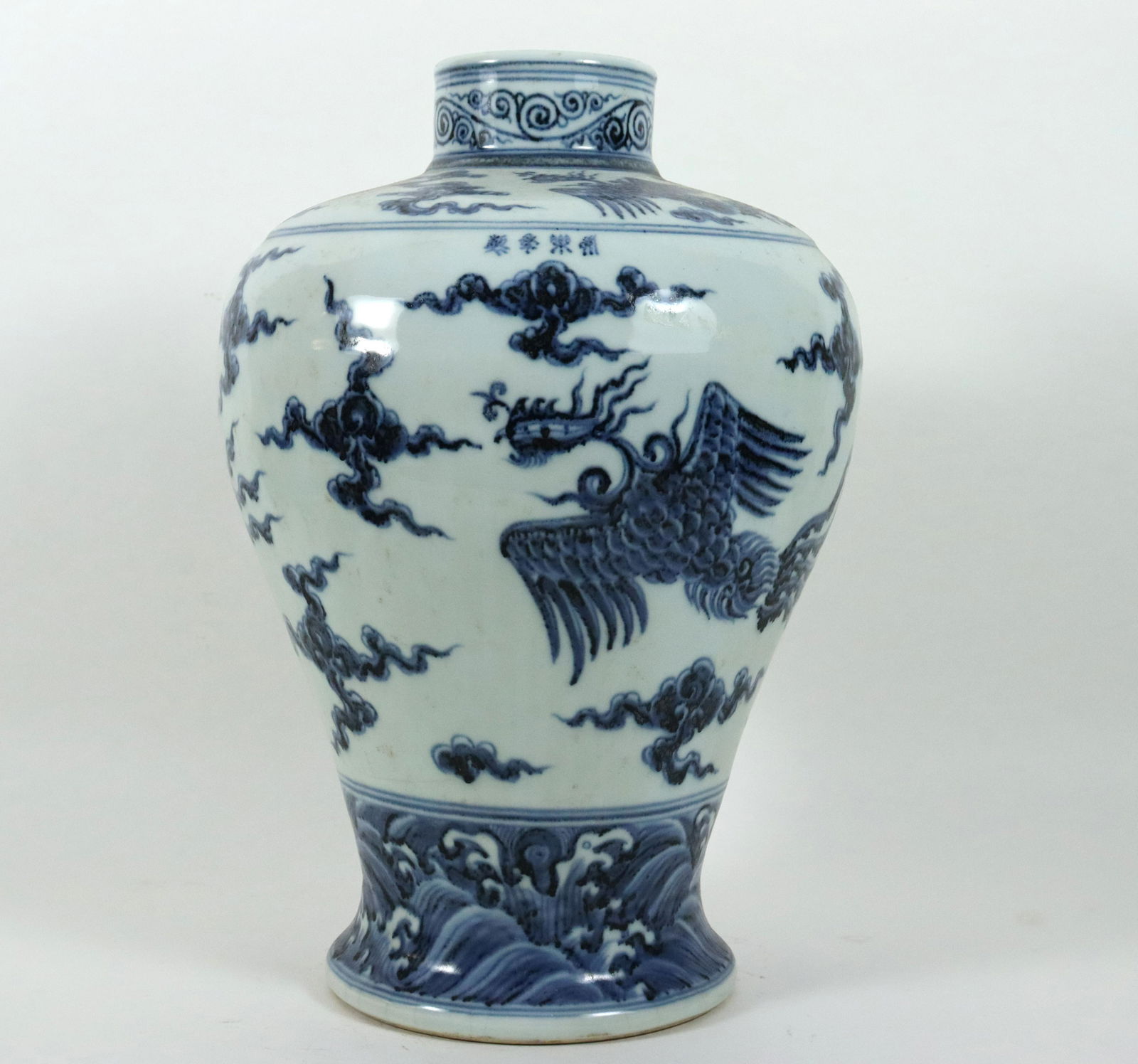 Chinese fine b/w heavy vase (1 of 7)