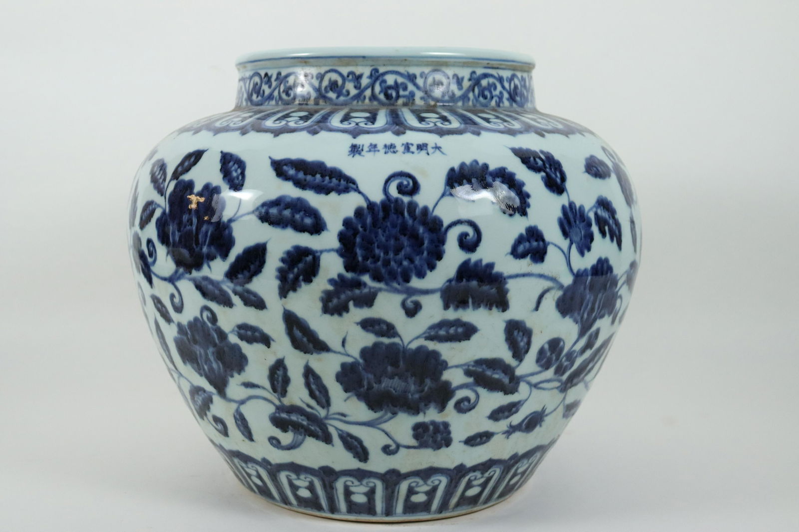 Chinese fine b/w jar (1 of 7)