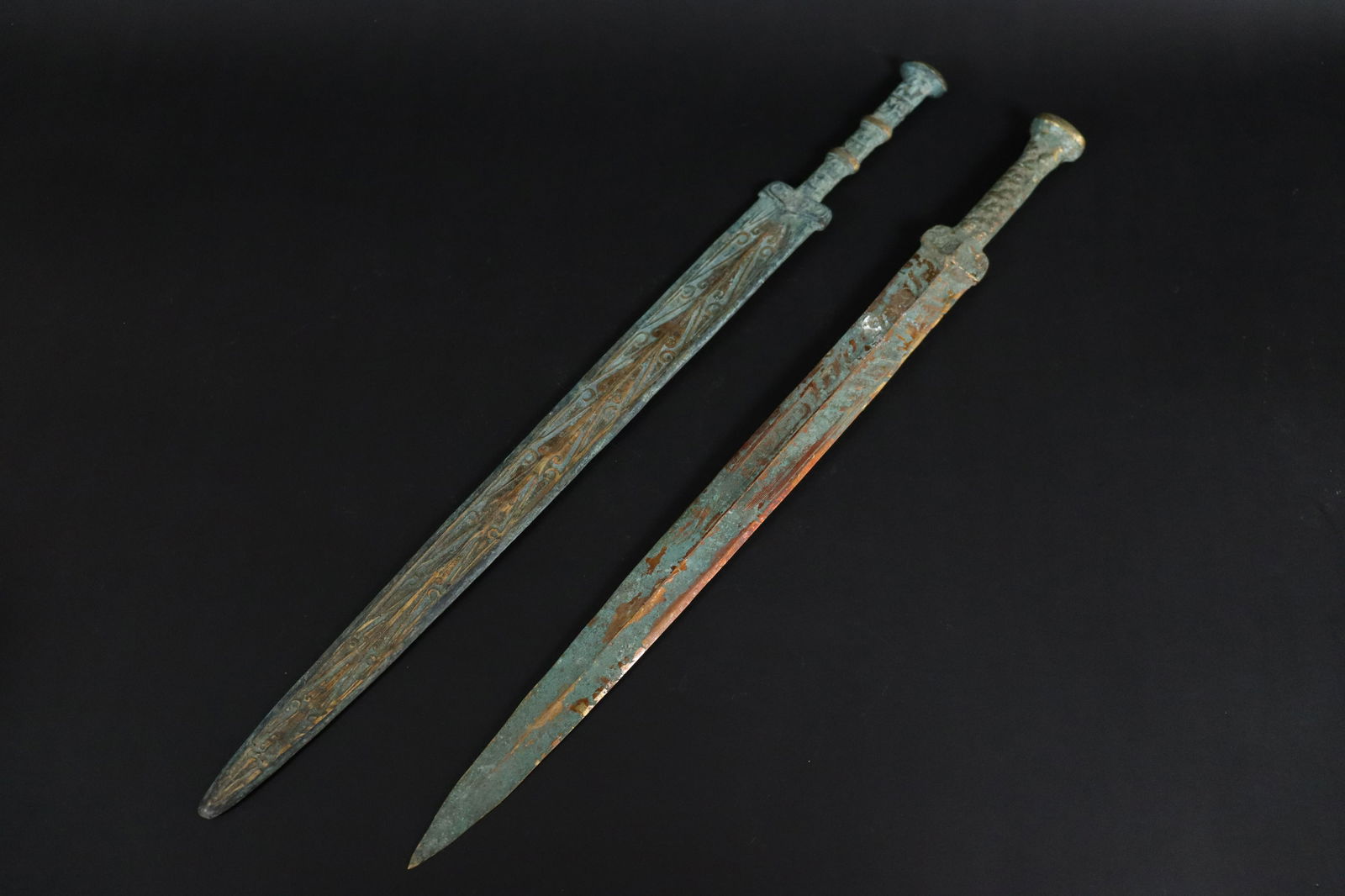 2 pcs Chinese bronze sword (1 of 7)