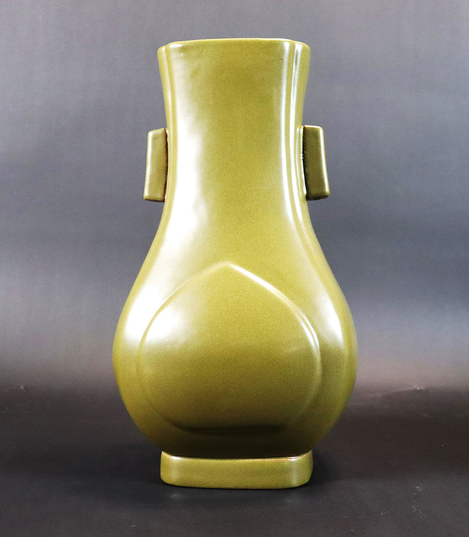 Chinese fine green vase (1 of 7)