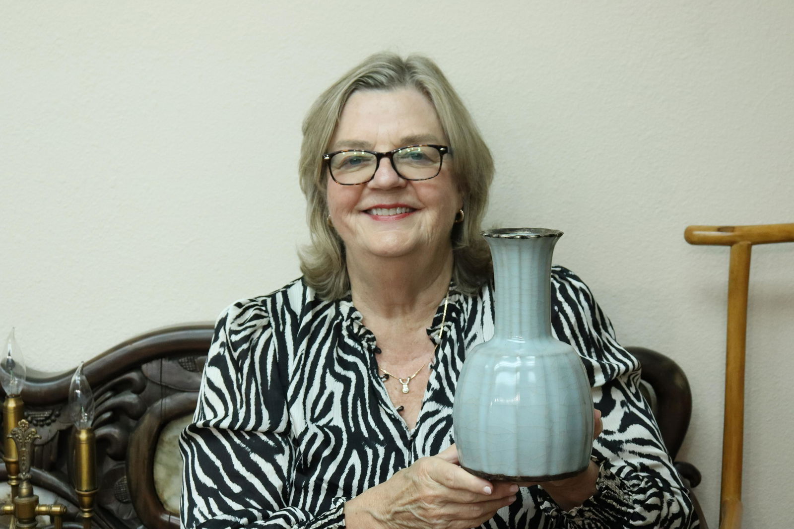 Chinese fine celadon vase (1 of 8)