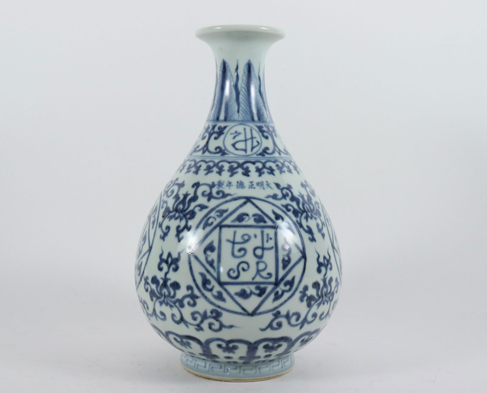 Chinese vintage b/w vase (1 of 6)