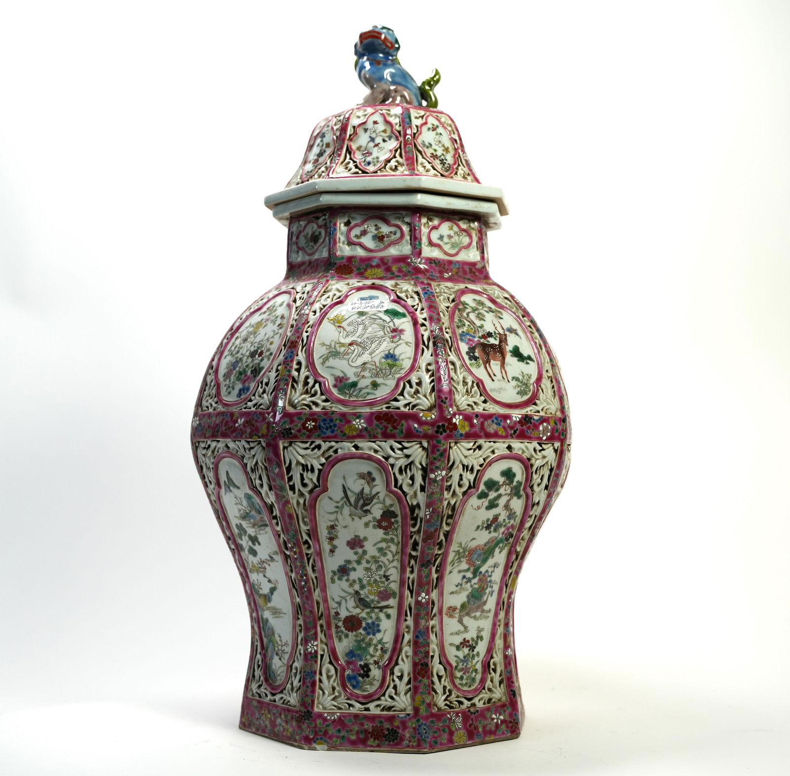 Chinese fine lidded vase (1 of 9)