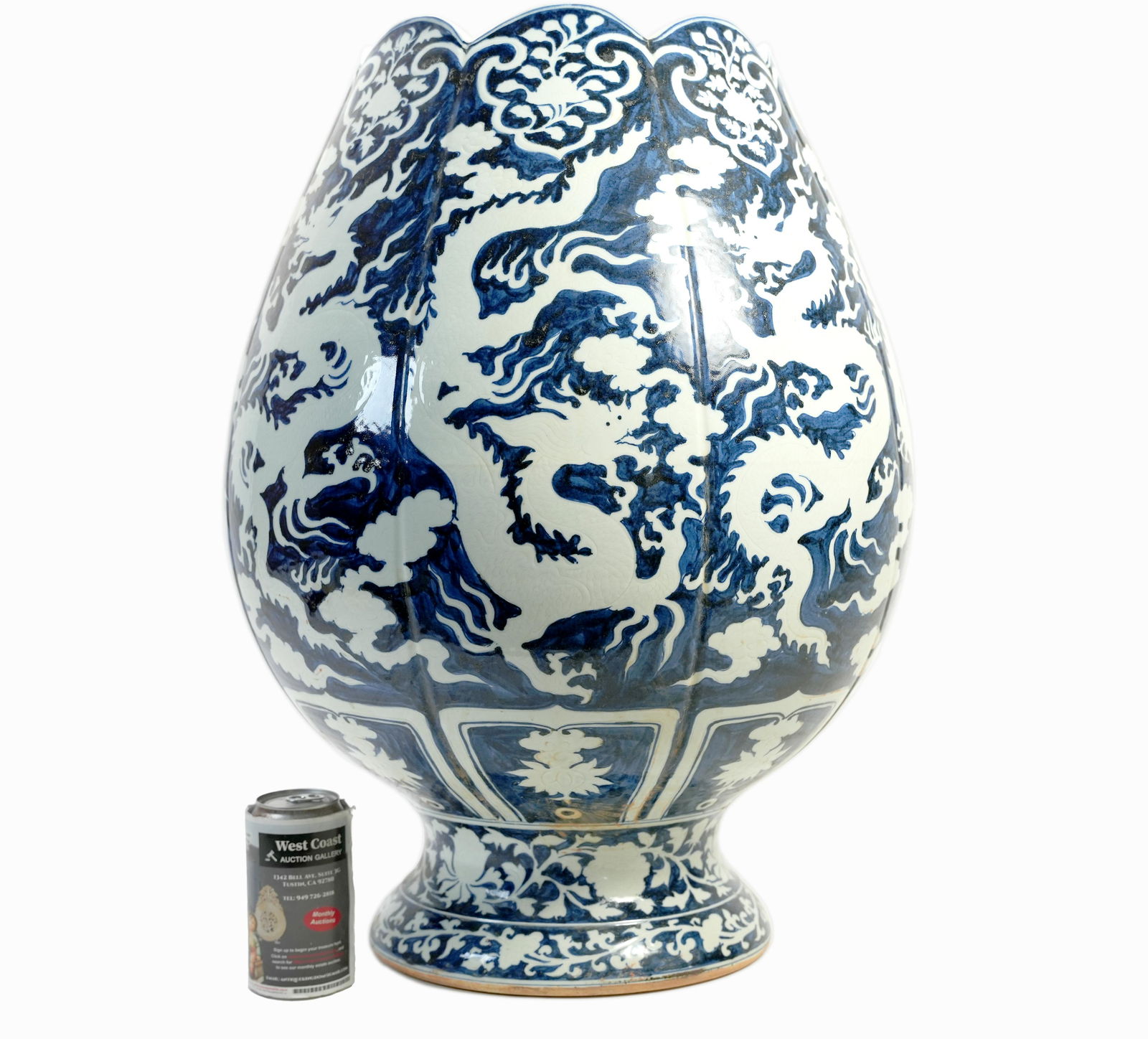 Chinese massive dragon vase (1 of 8)
