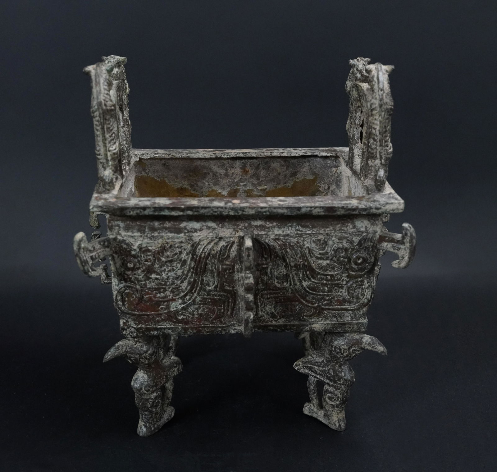 Chinese bronze fine vessel (1 of 7)