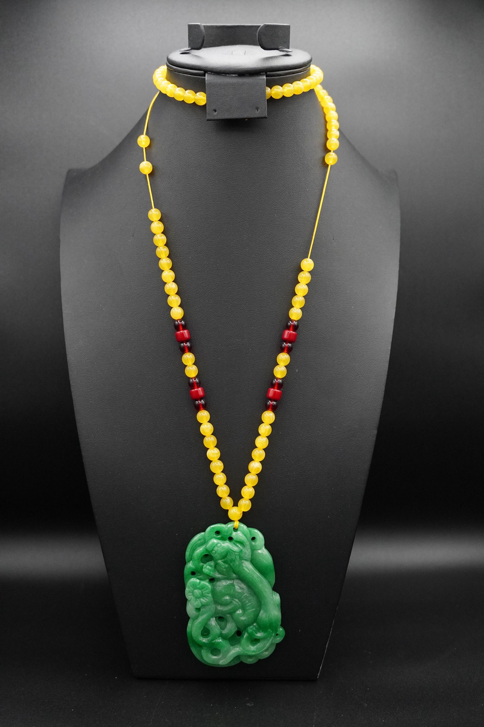 Chinese jadeite necklace (1 of 6)