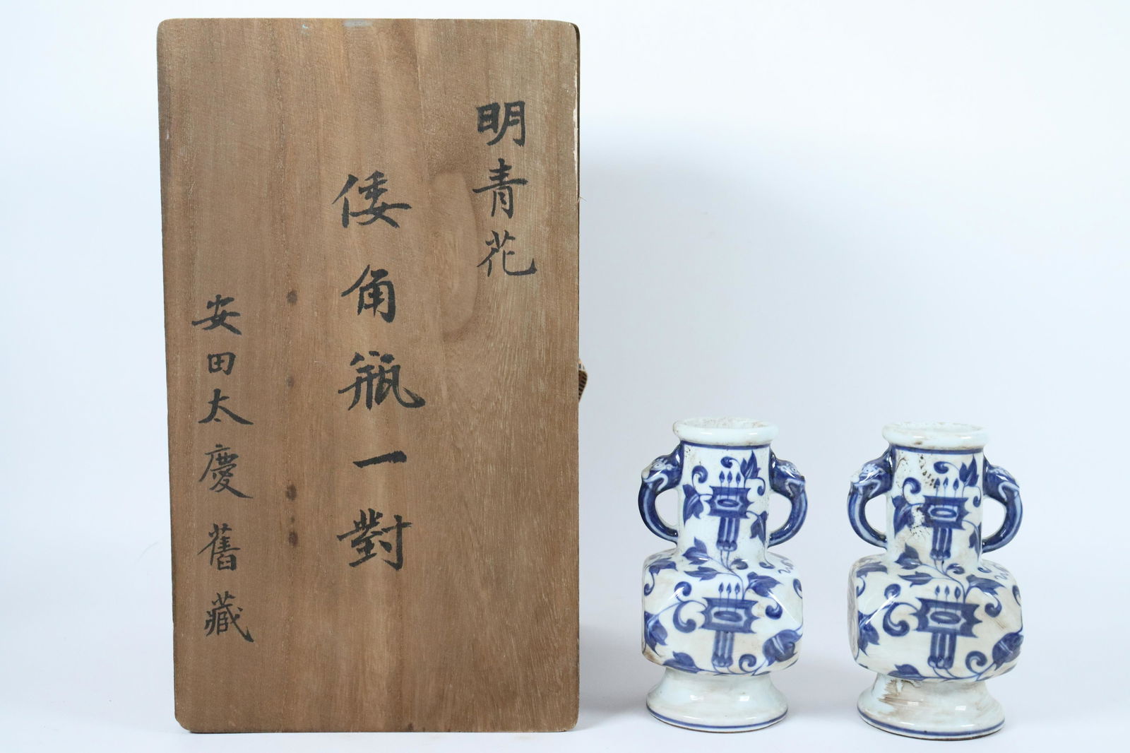 2 pcs Chinese b/w heavy vase (1 of 6)