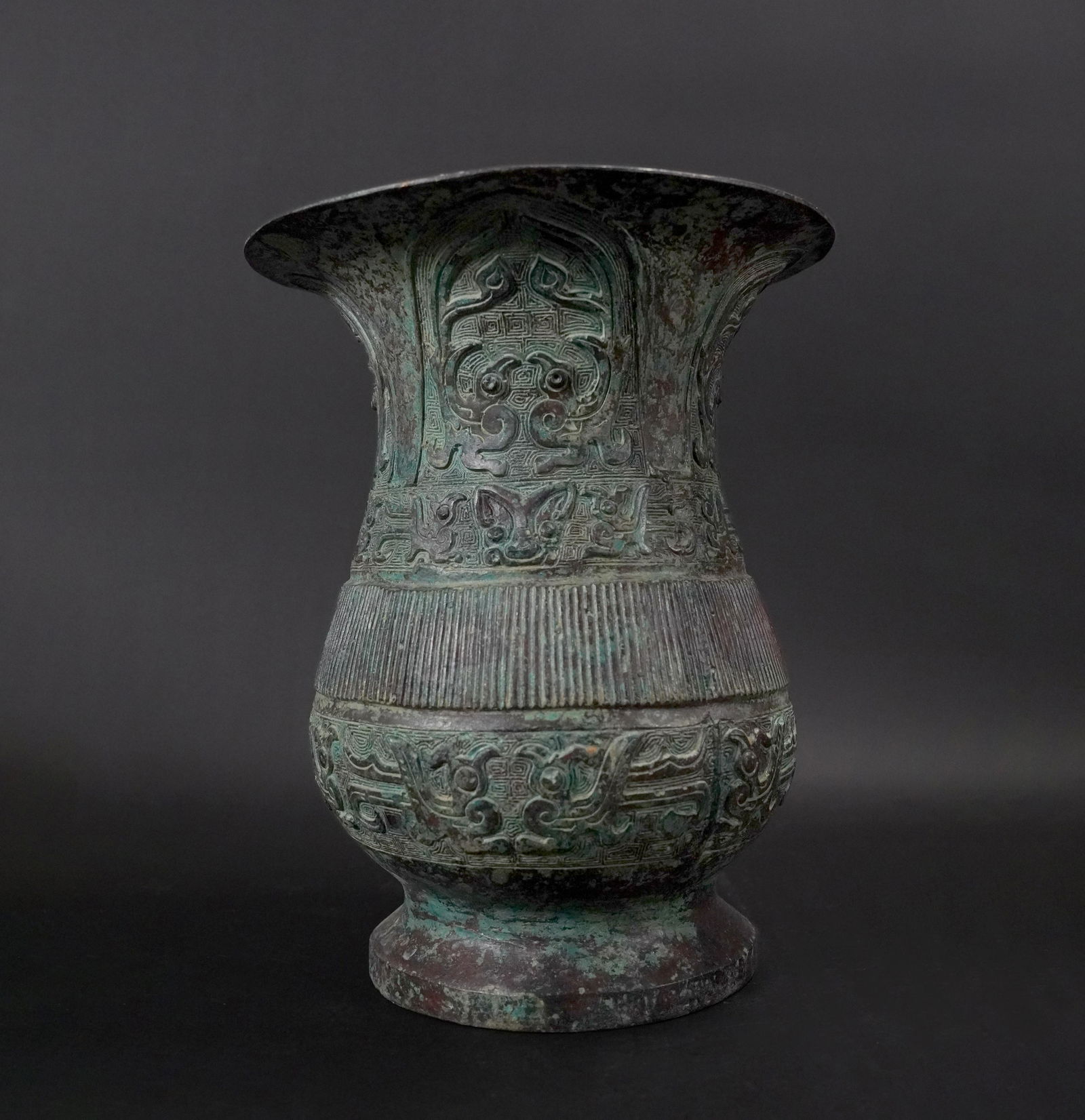 Chinese fine bronze vessel (1 of 7)