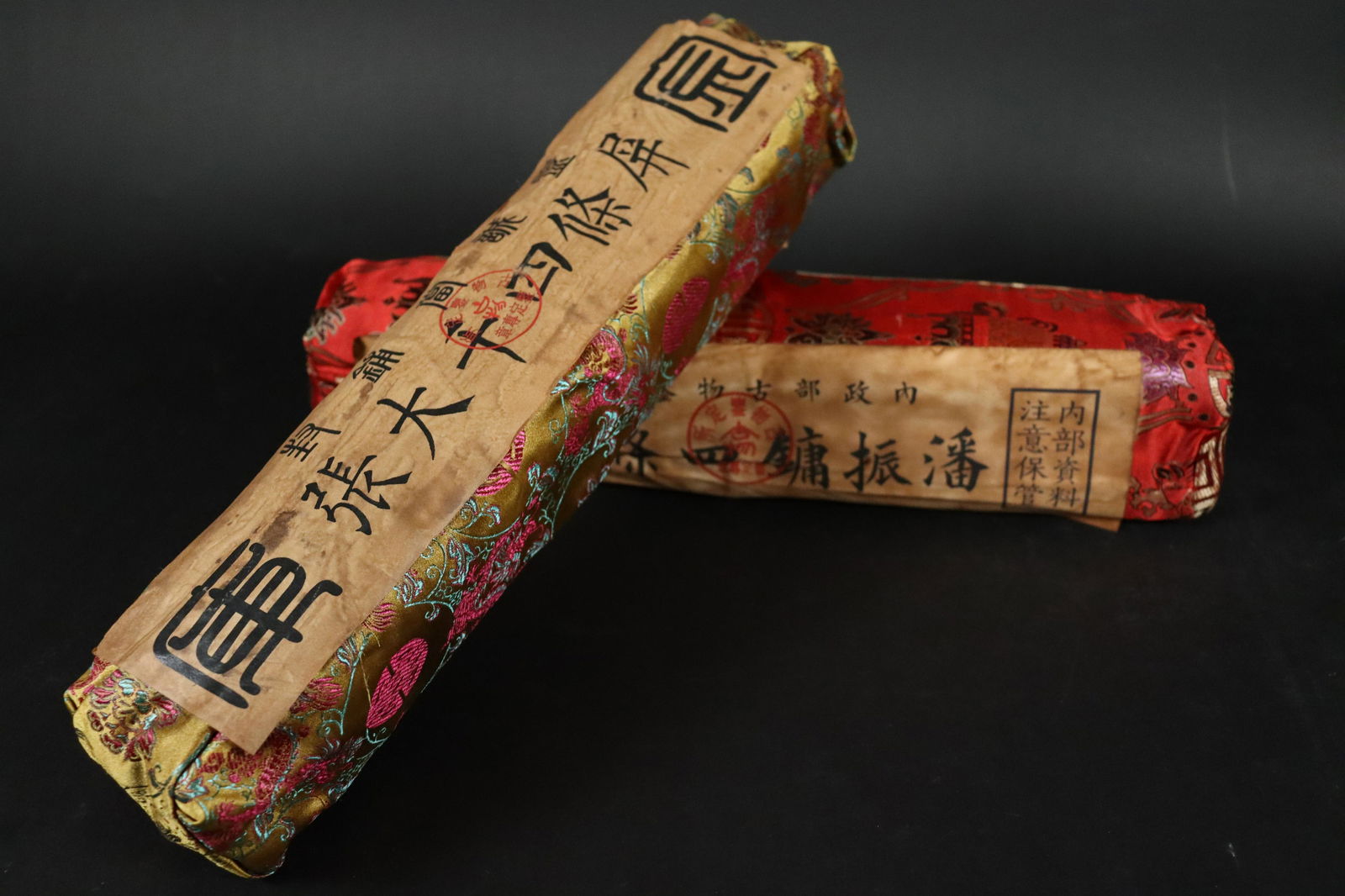 Lots of Chinese scrolls (1 of 7)