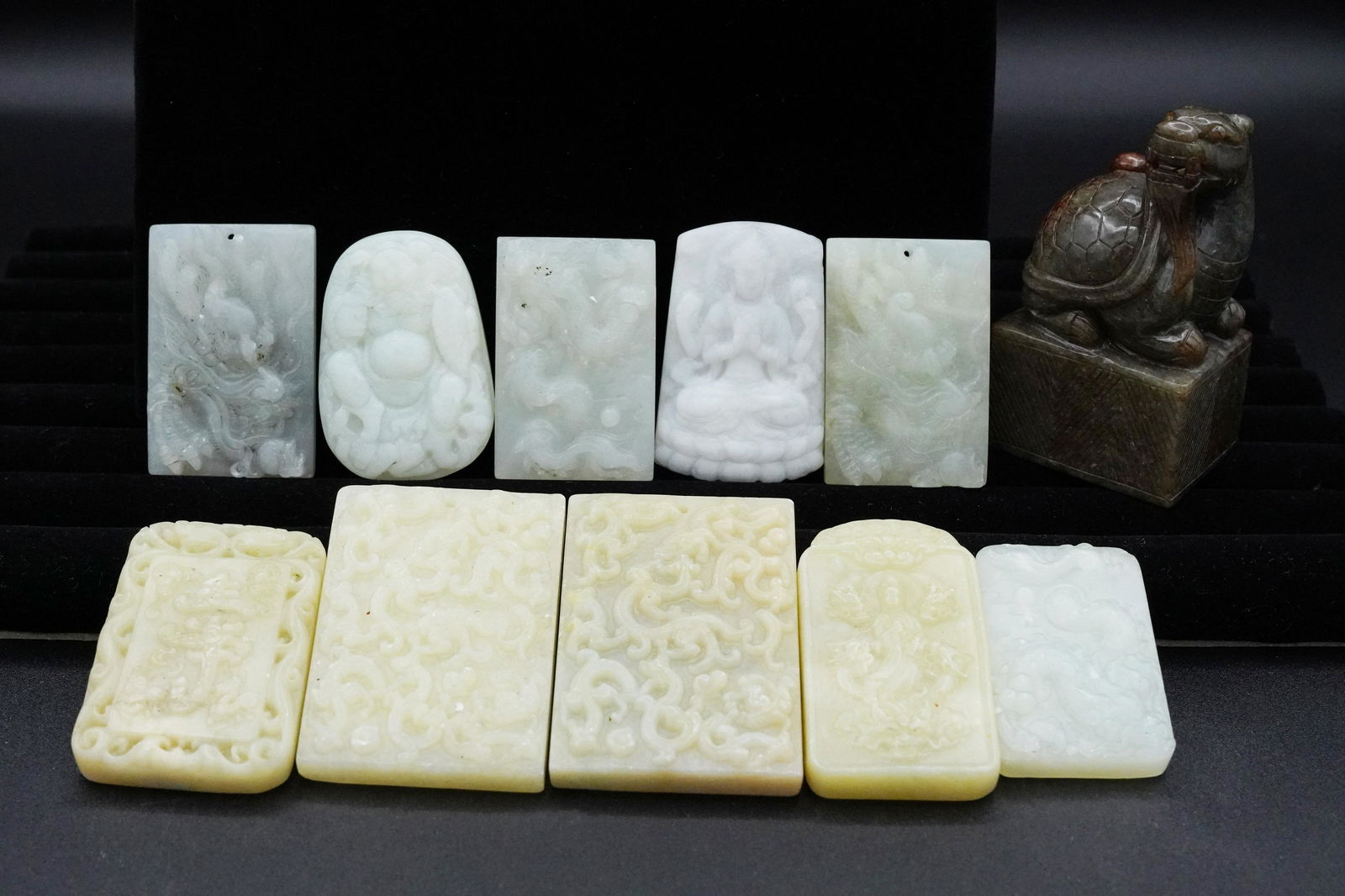 Lots of Chinese jade items (1 of 7)