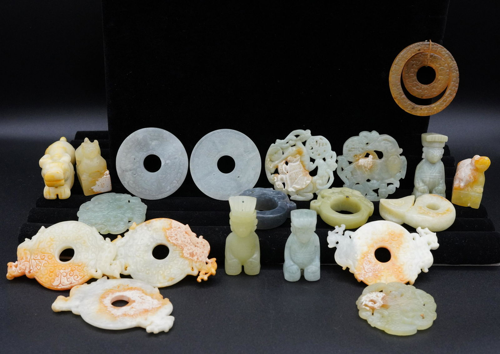 Lots of Chinese jade items (1 of 7)