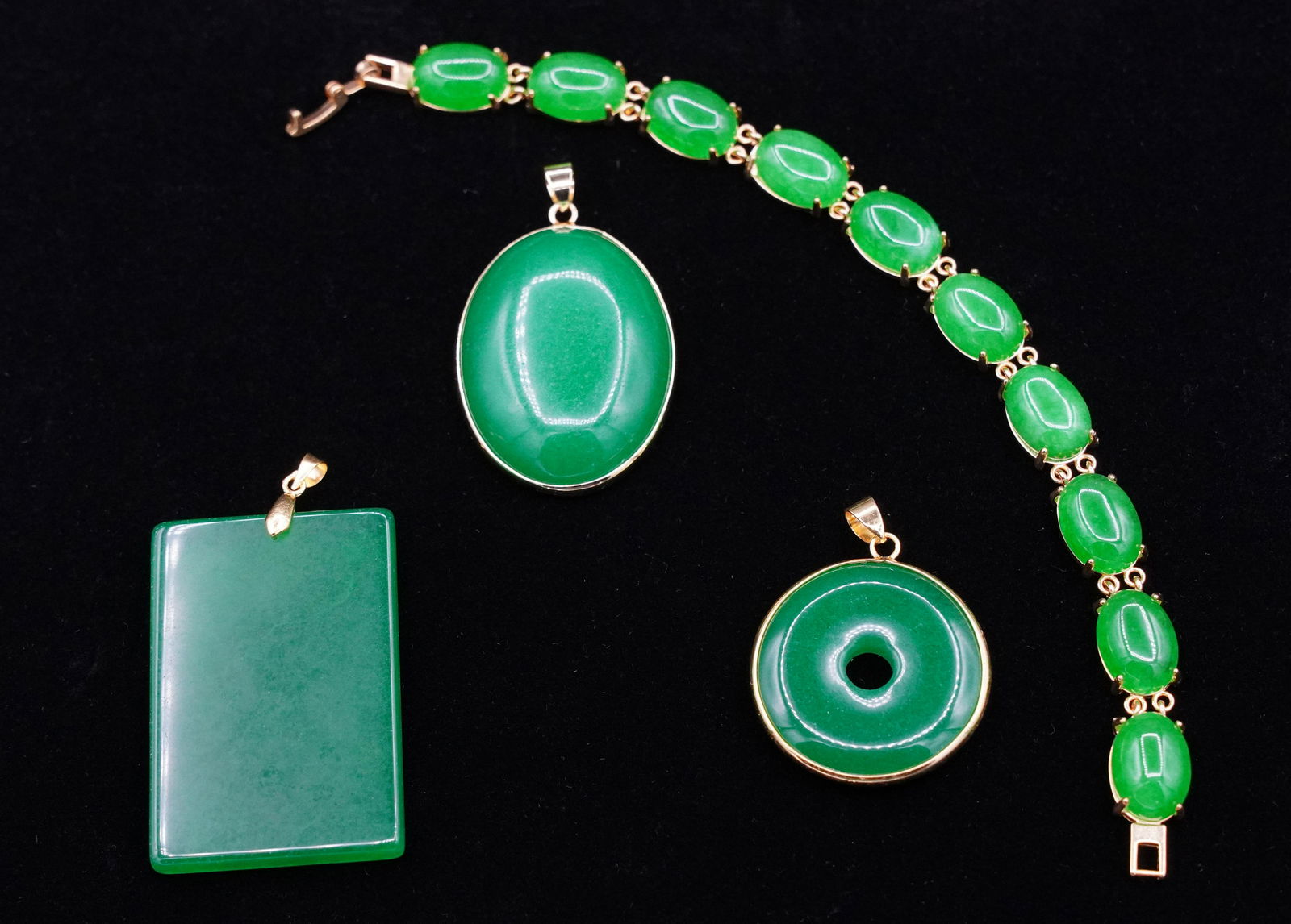 4 pcs Chinese jade like items (1 of 4)