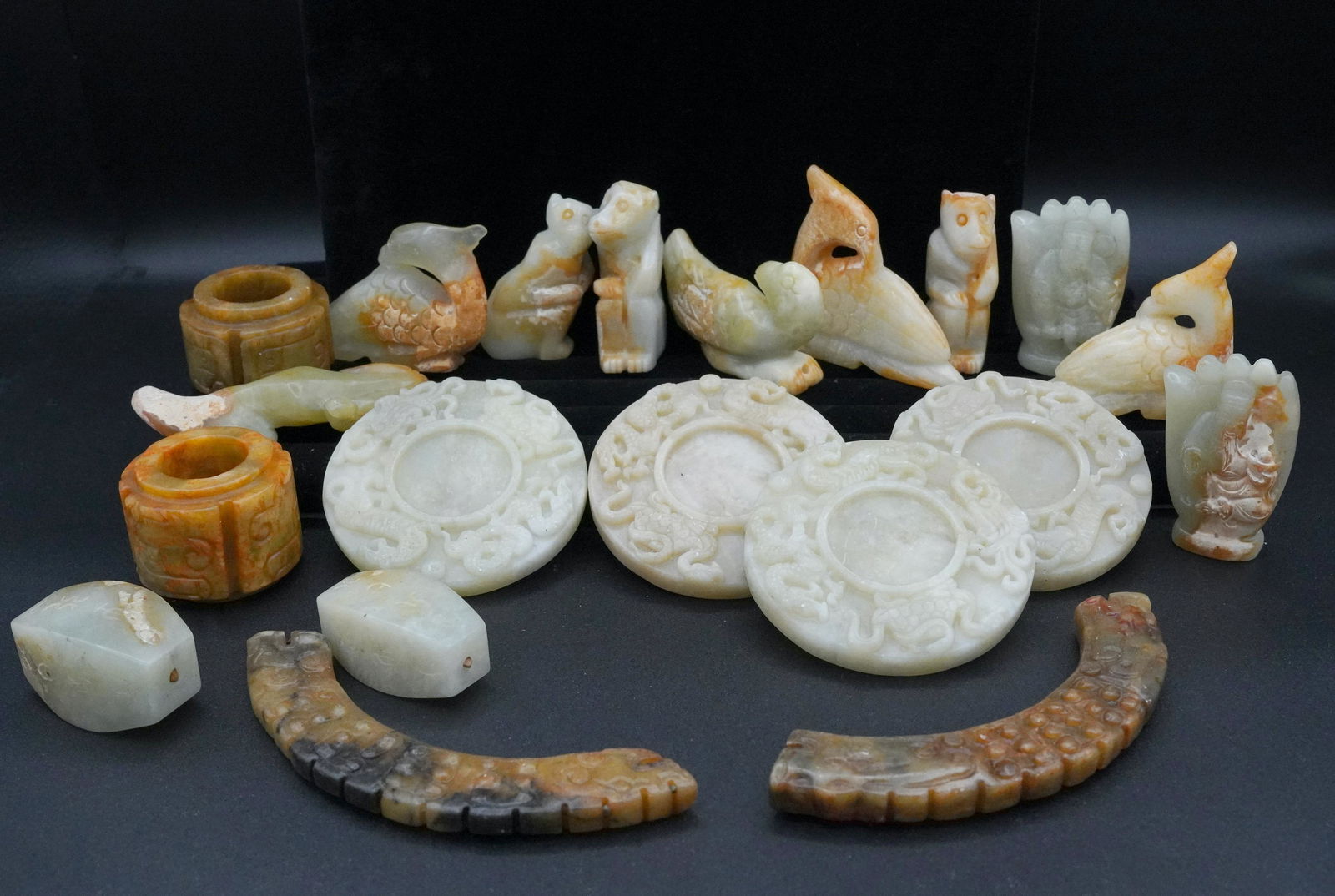 Lots of Chinese jade items (1 of 6)