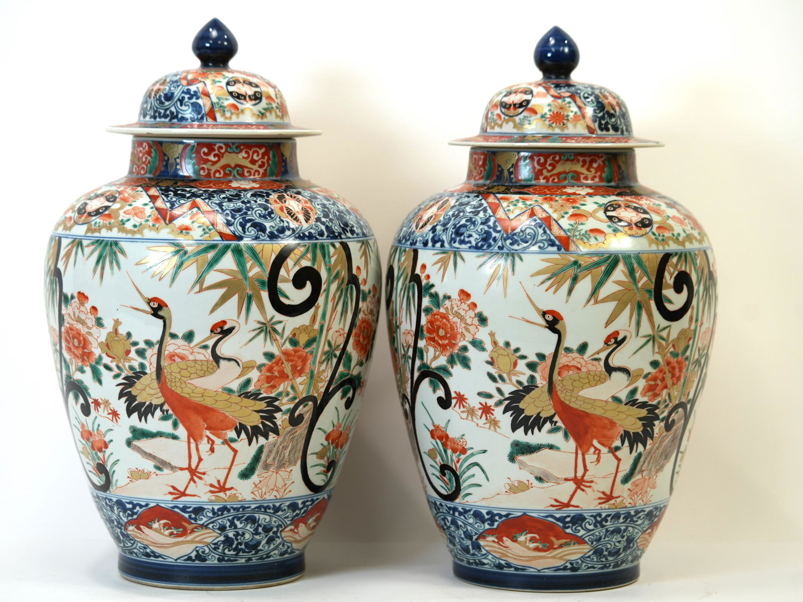 2 pcs Chinese large lidded jar (1 of 7)