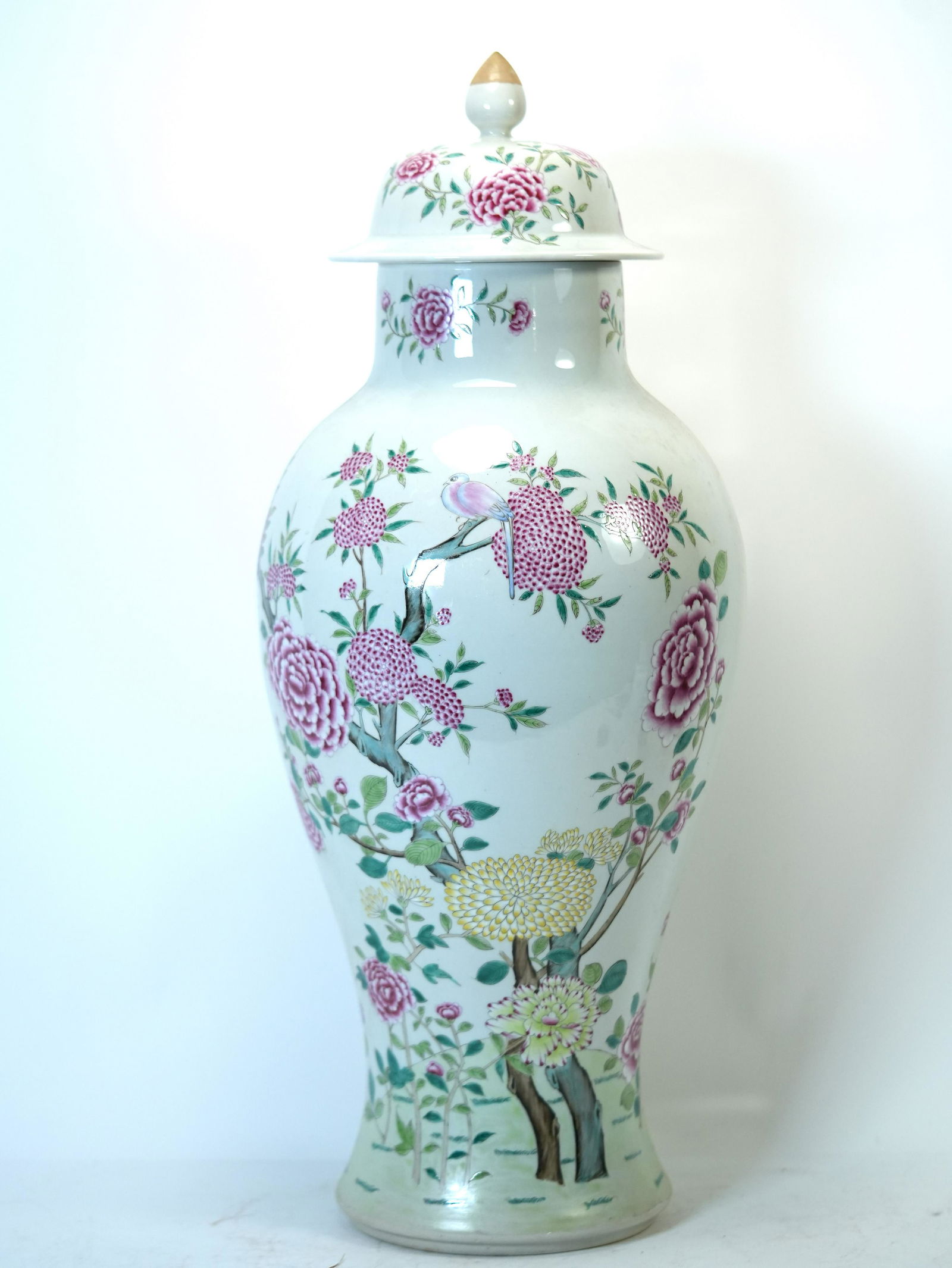 Chinese massive lidded vase (1 of 7)