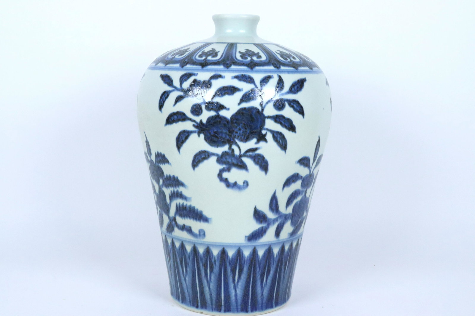 Chinese heavy b/w vase (1 of 7)