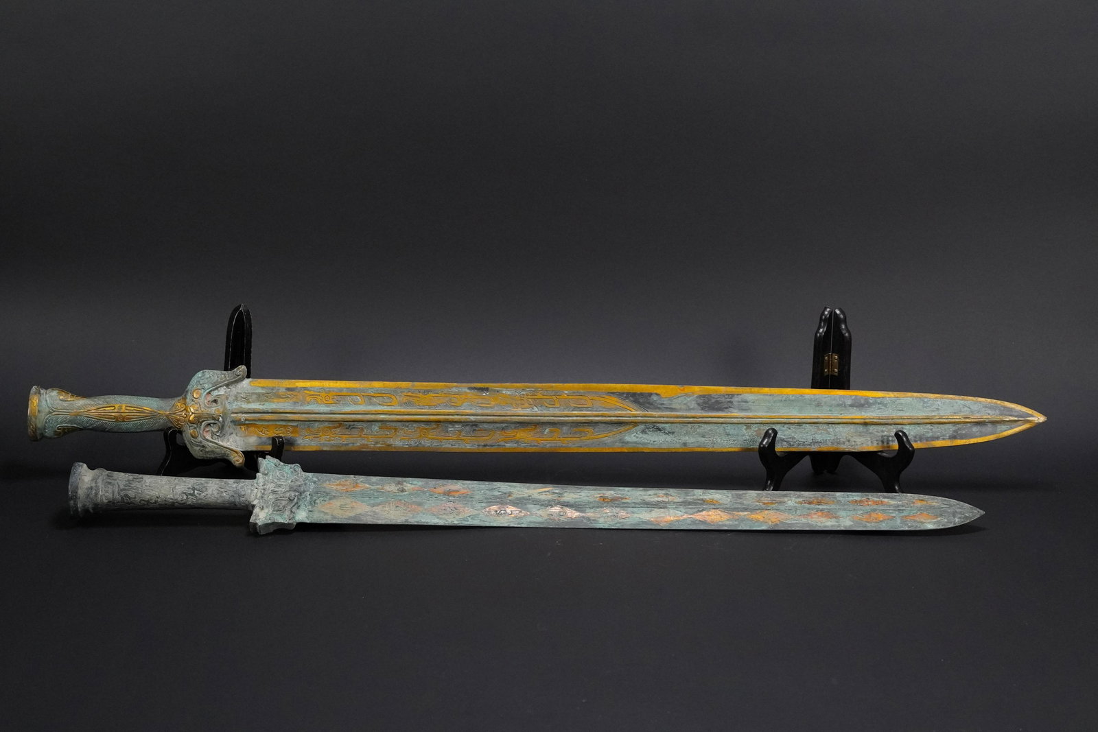 2 pcs Chinese bronze sword (1 of 6)
