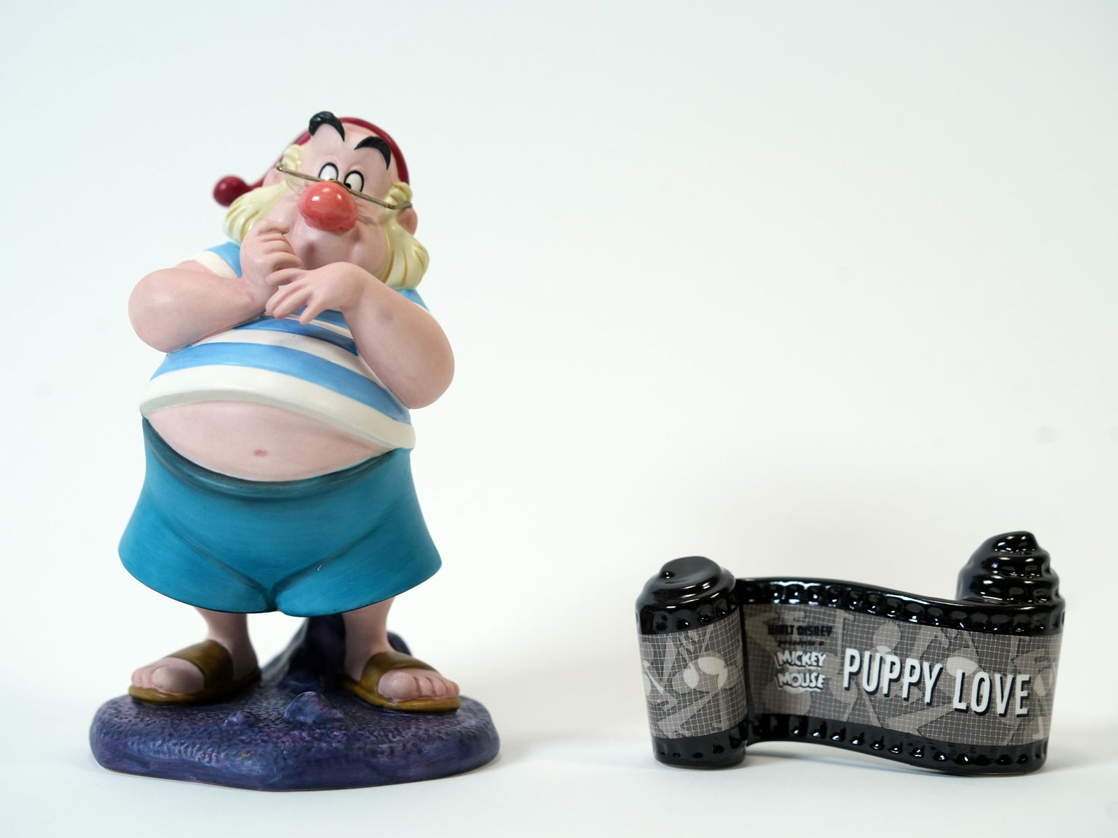 WDCC Snow White figure: WDCC Snow White figure, with original box and COA. H: 5.5" x W: 3.25."