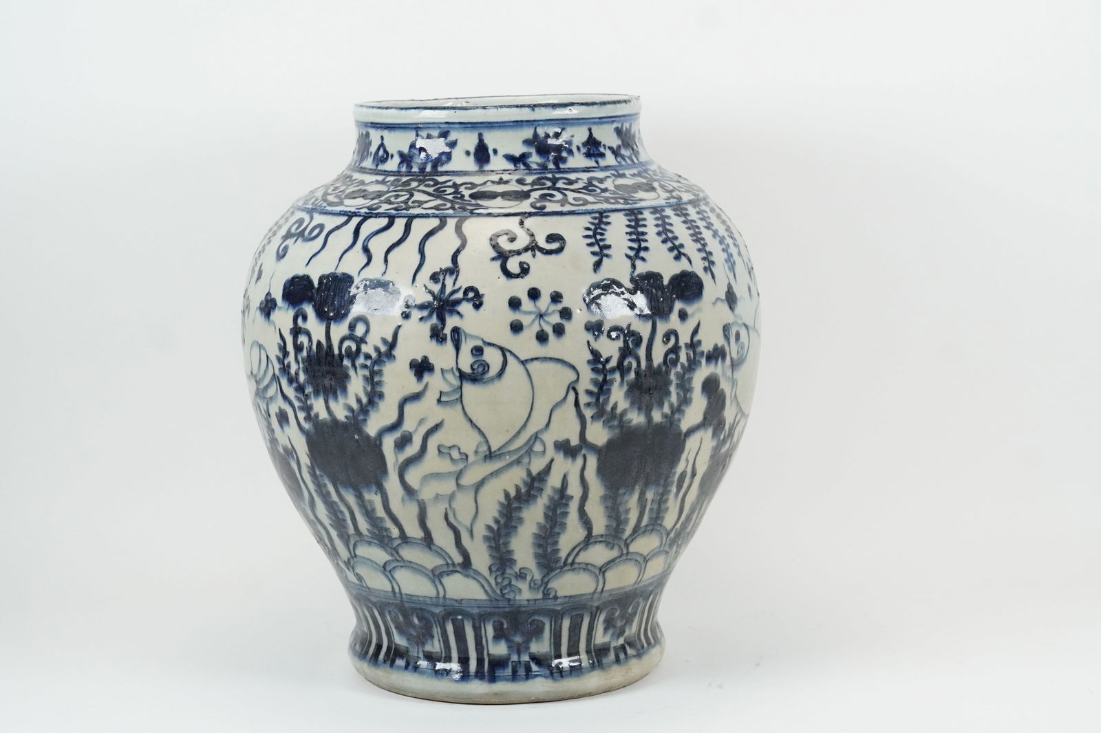 Chinese fine b/w jar (1 of 7)