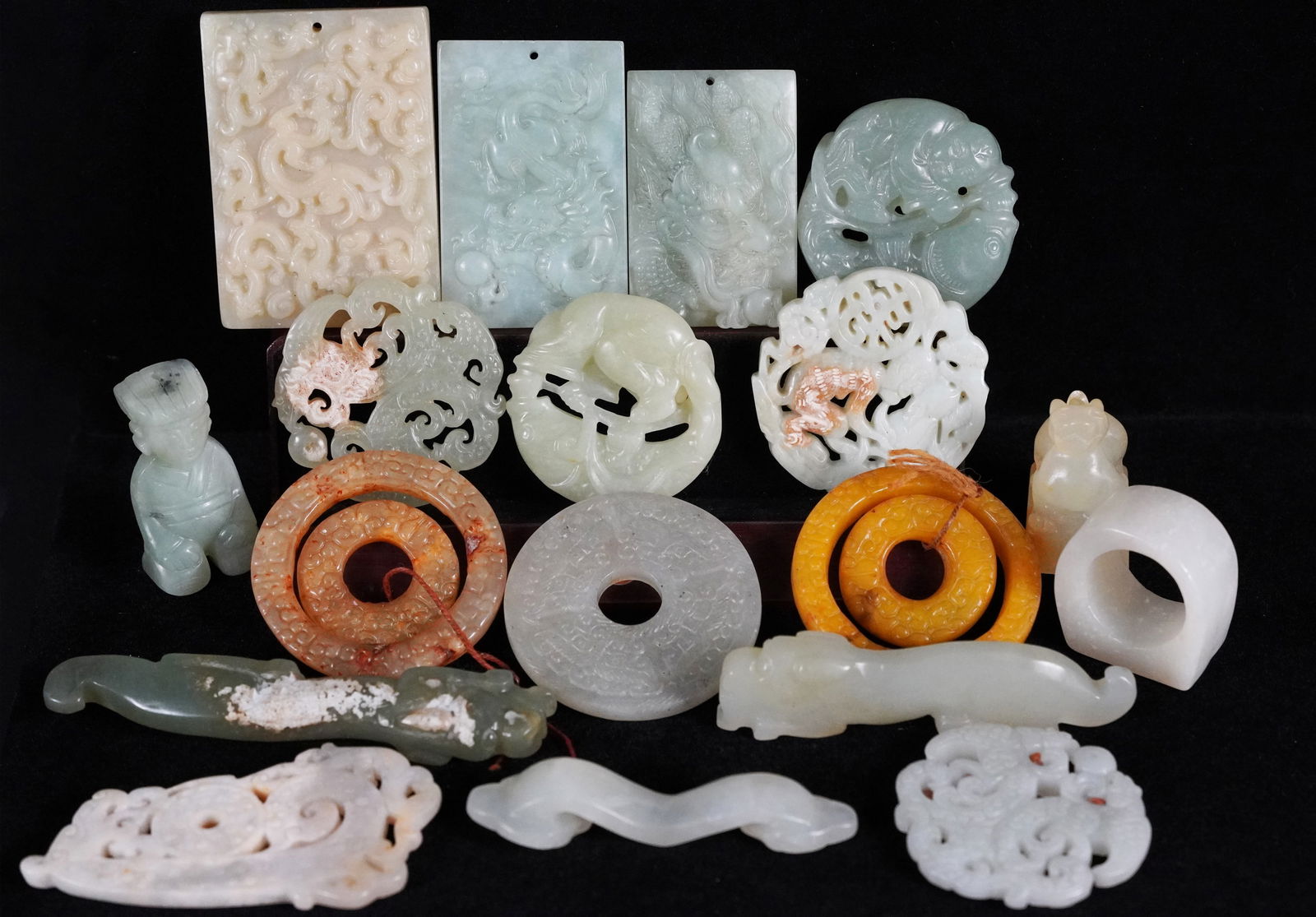 Lots of Chinese jade items (1 of 7)