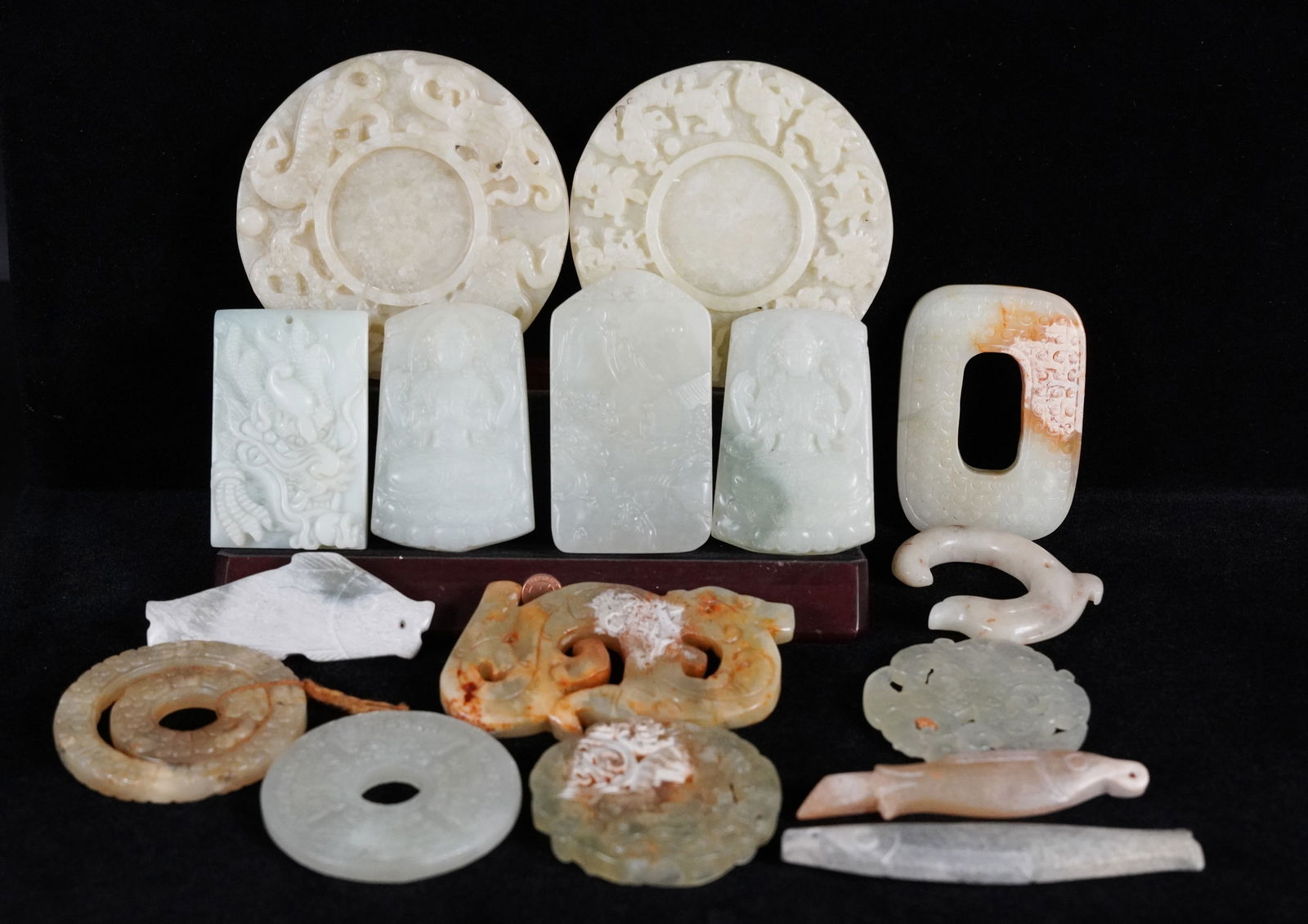 Lots of Chinese jade items (1 of 8)