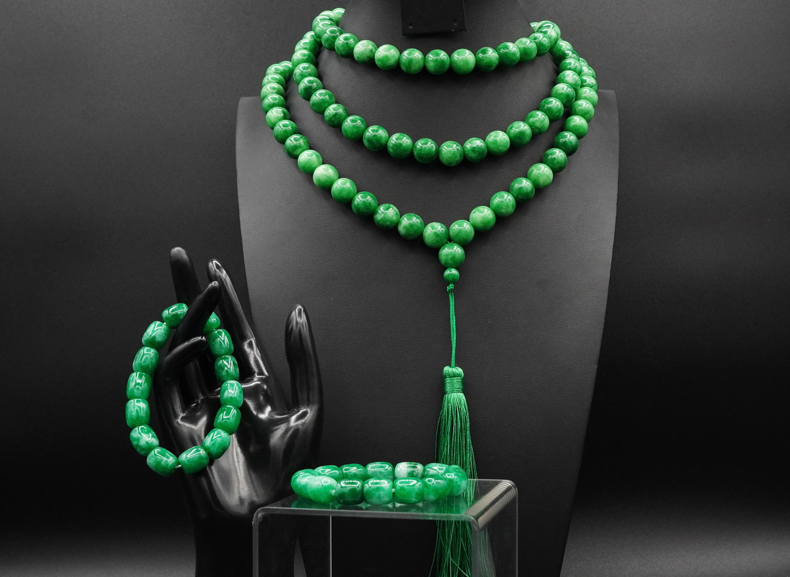 Lots of Chinese beaded items (1 of 7)