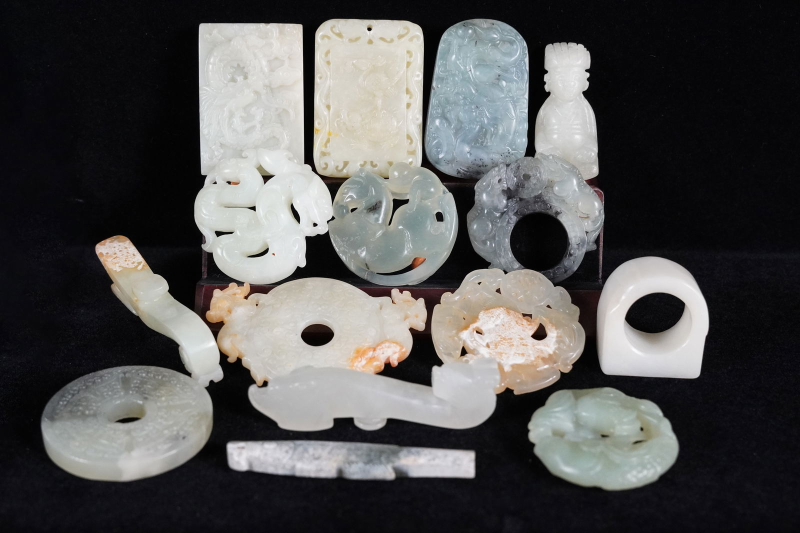 Lots of Chinese carved jade (1 of 6)