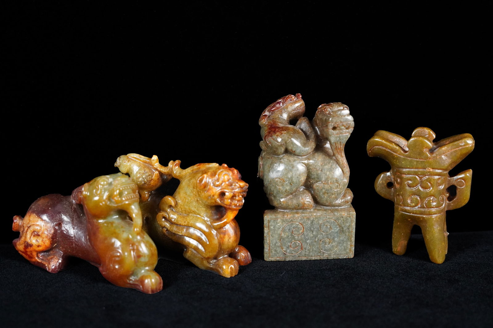 Lots of Chinese jade items (1 of 8)