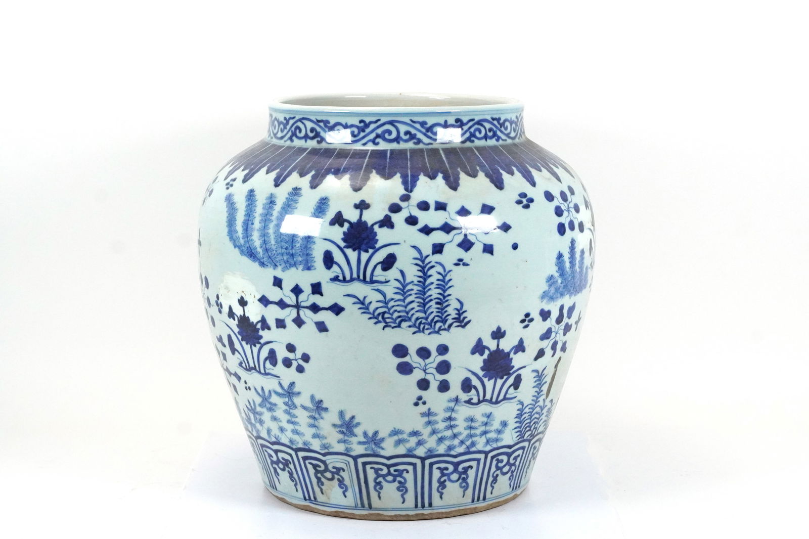 Chinese massive b/w jar (1 of 6)