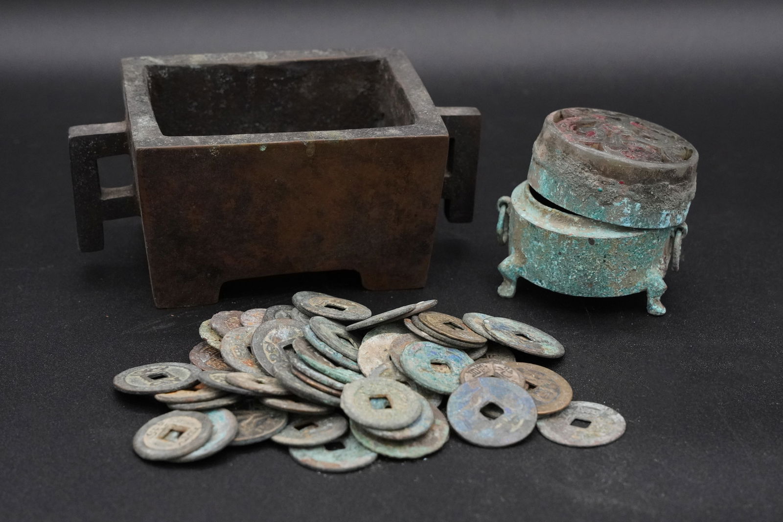 Lots of Chinese bronze items (1 of 7)