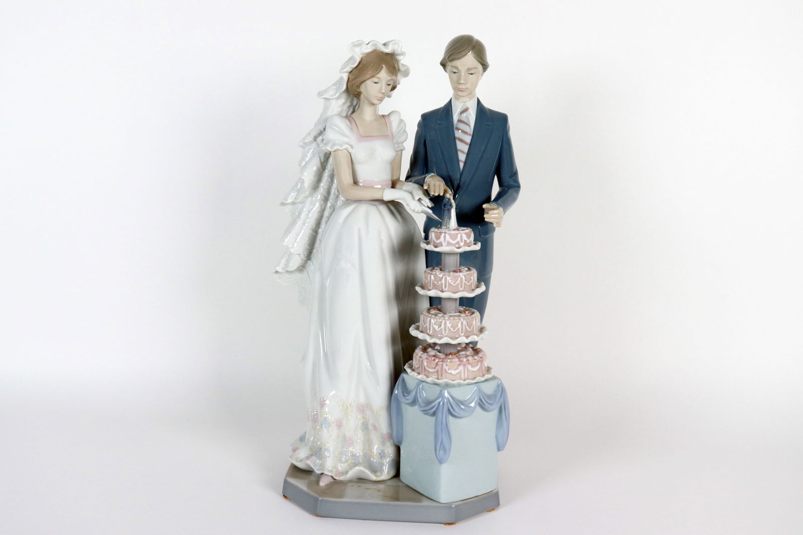 Lladro wedding figure (1 of 5)
