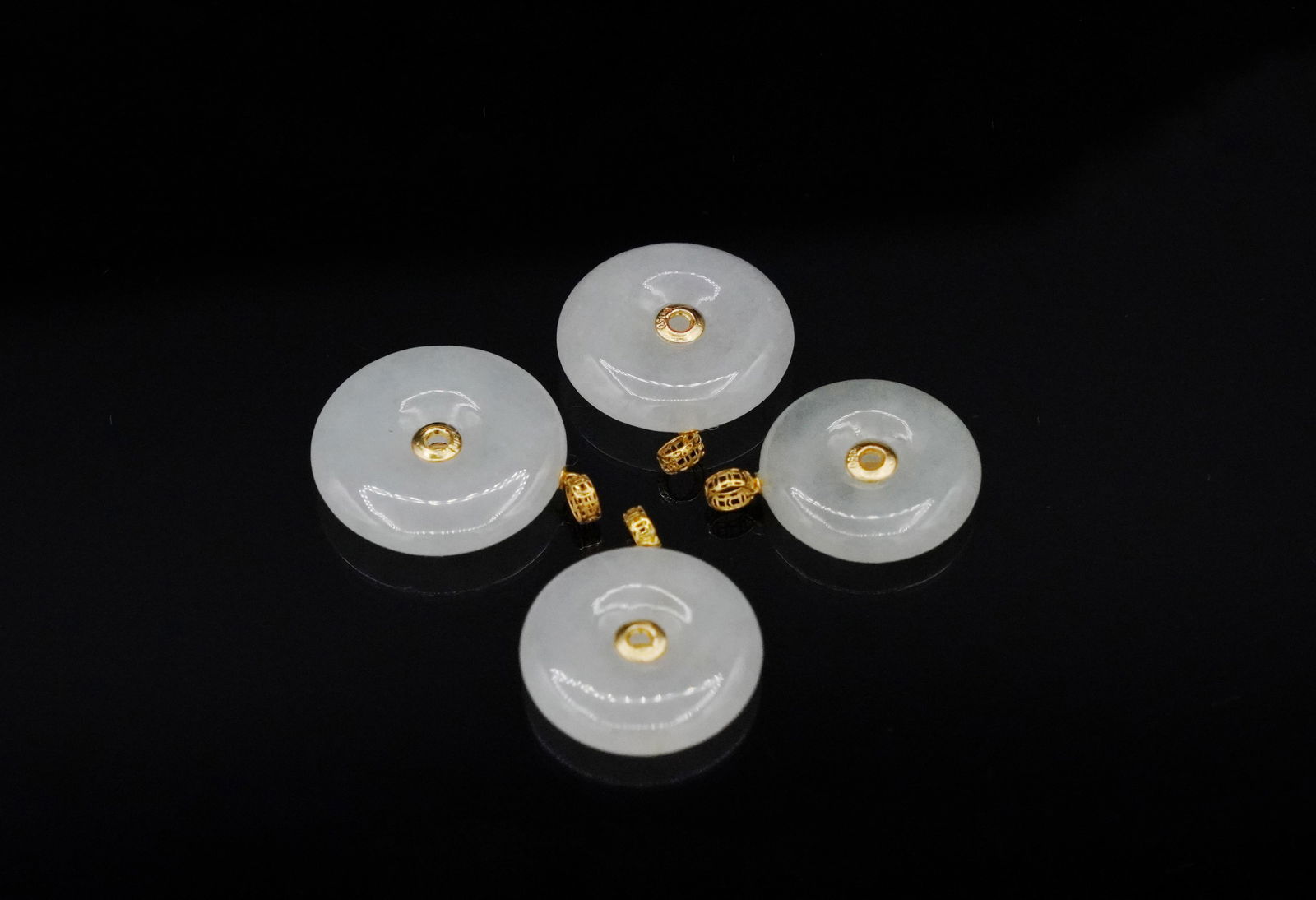 4 pcs Chinese jadeite pendants 18 kt gold (1 of 6)